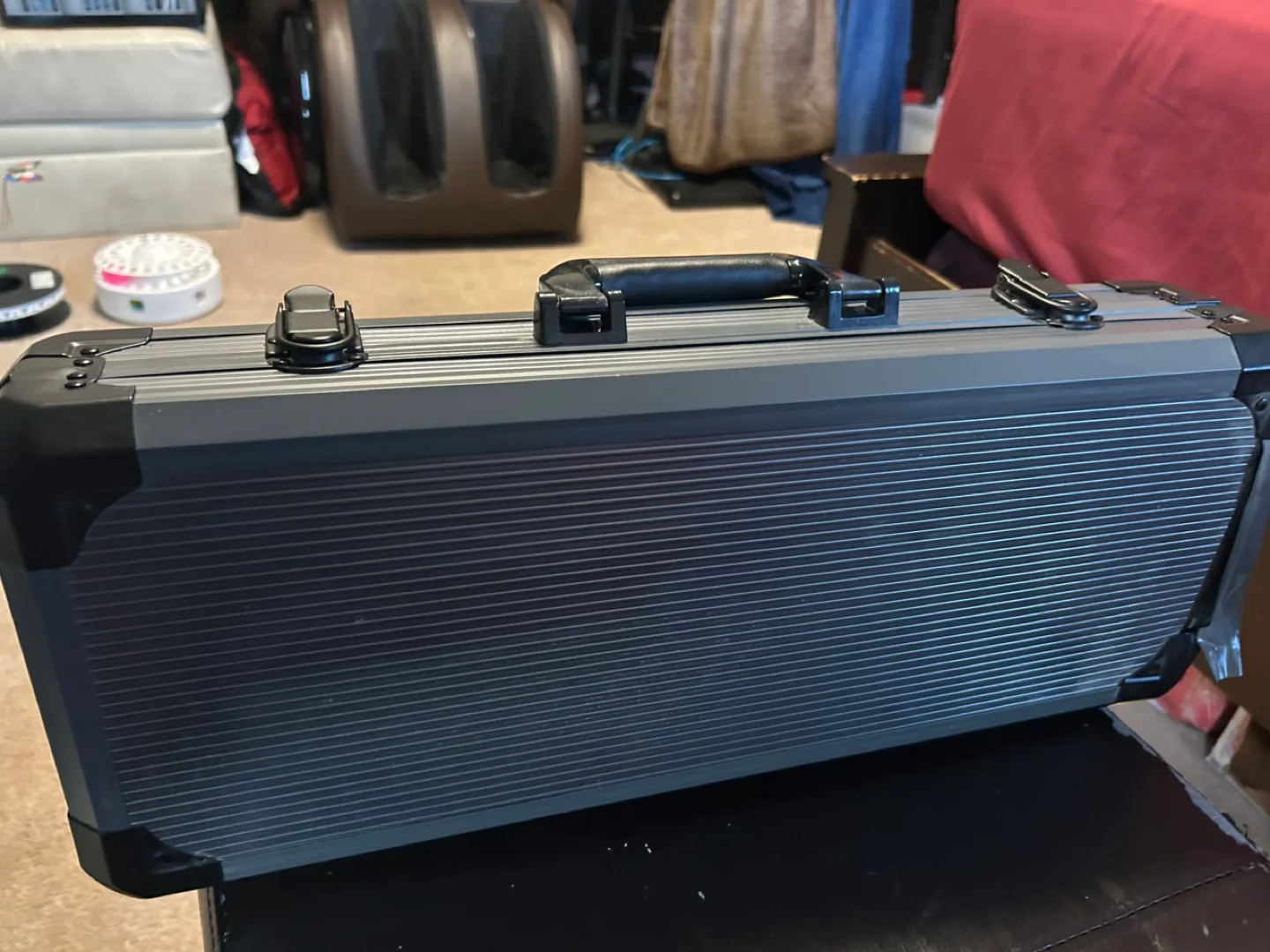 Poker Chip Set with Case image indicator(9)