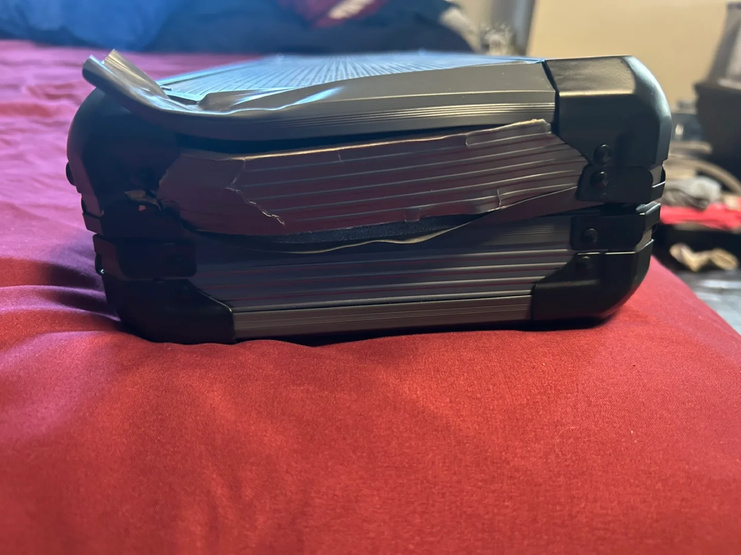 Poker Chip Set with Case image indicator(10)