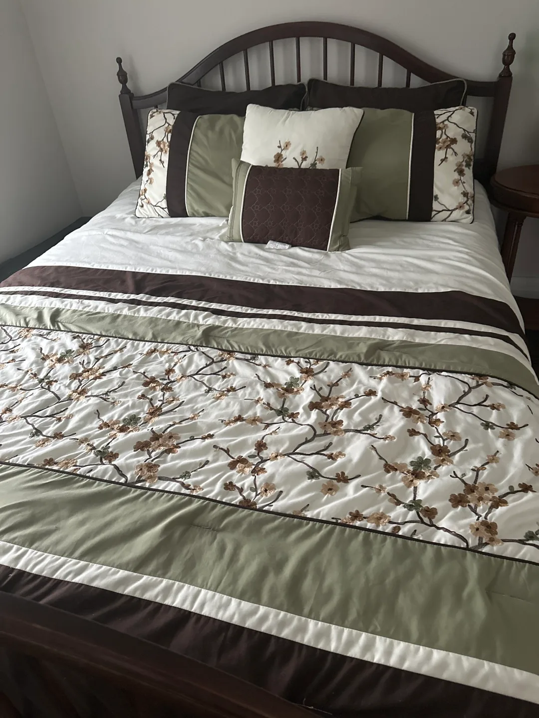 Queen Size Floral Bedspread thumbnail