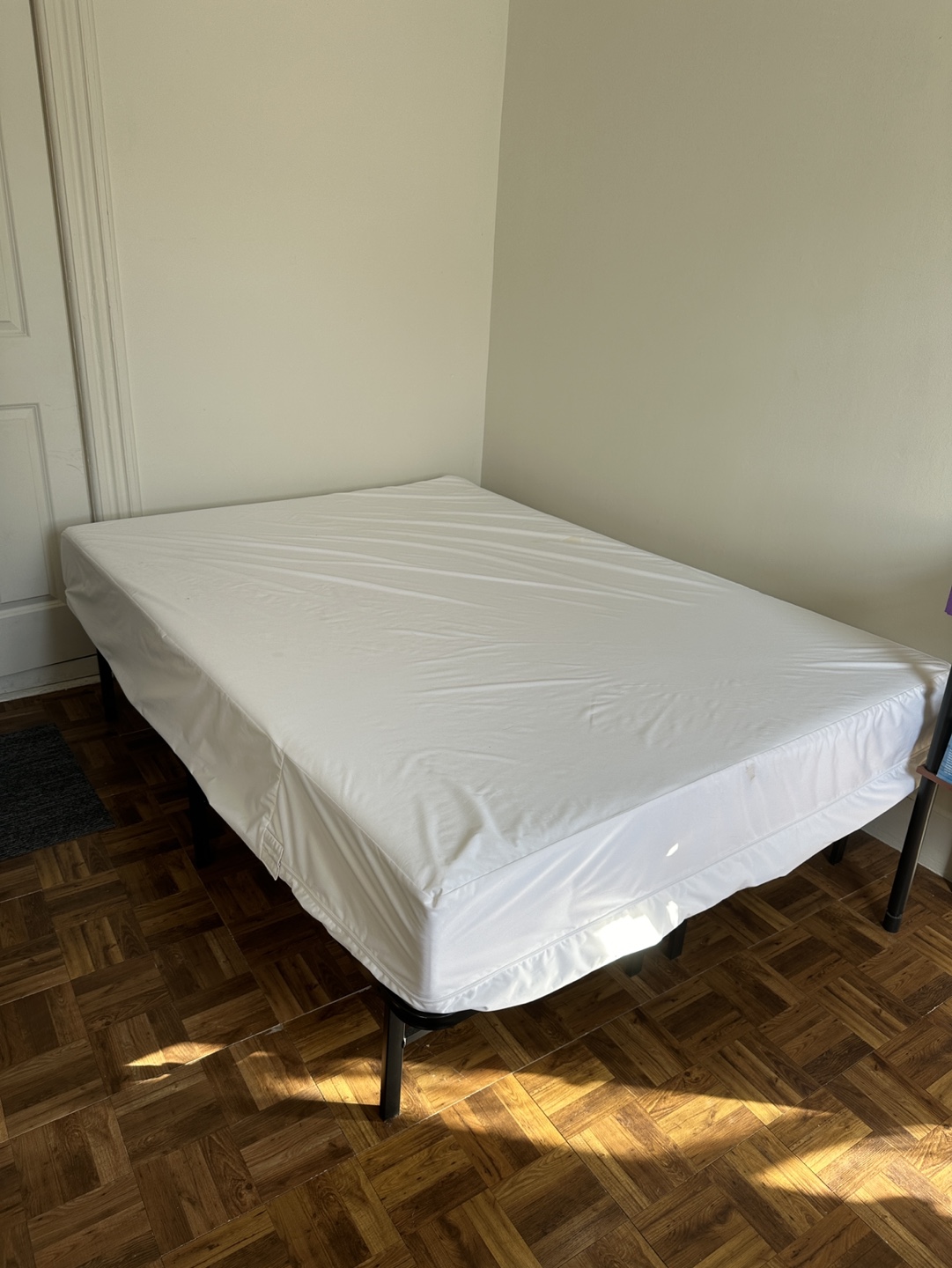Queen Size Metal Bed Frame and zinus mattress - photo 4