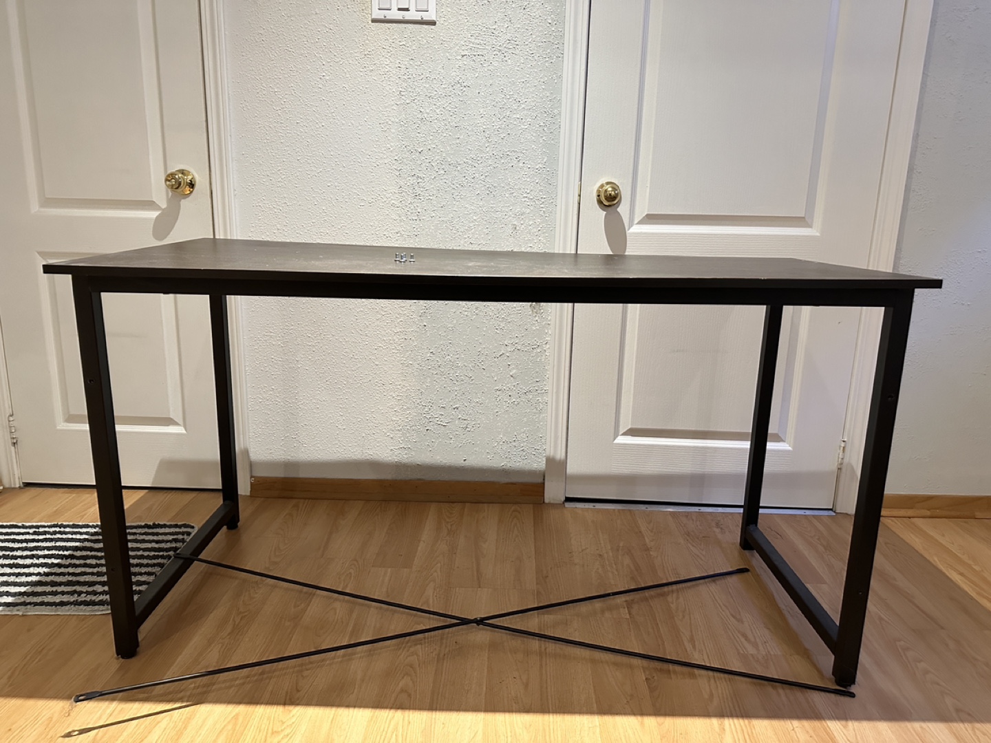 Medium size Desk with Metal Legs