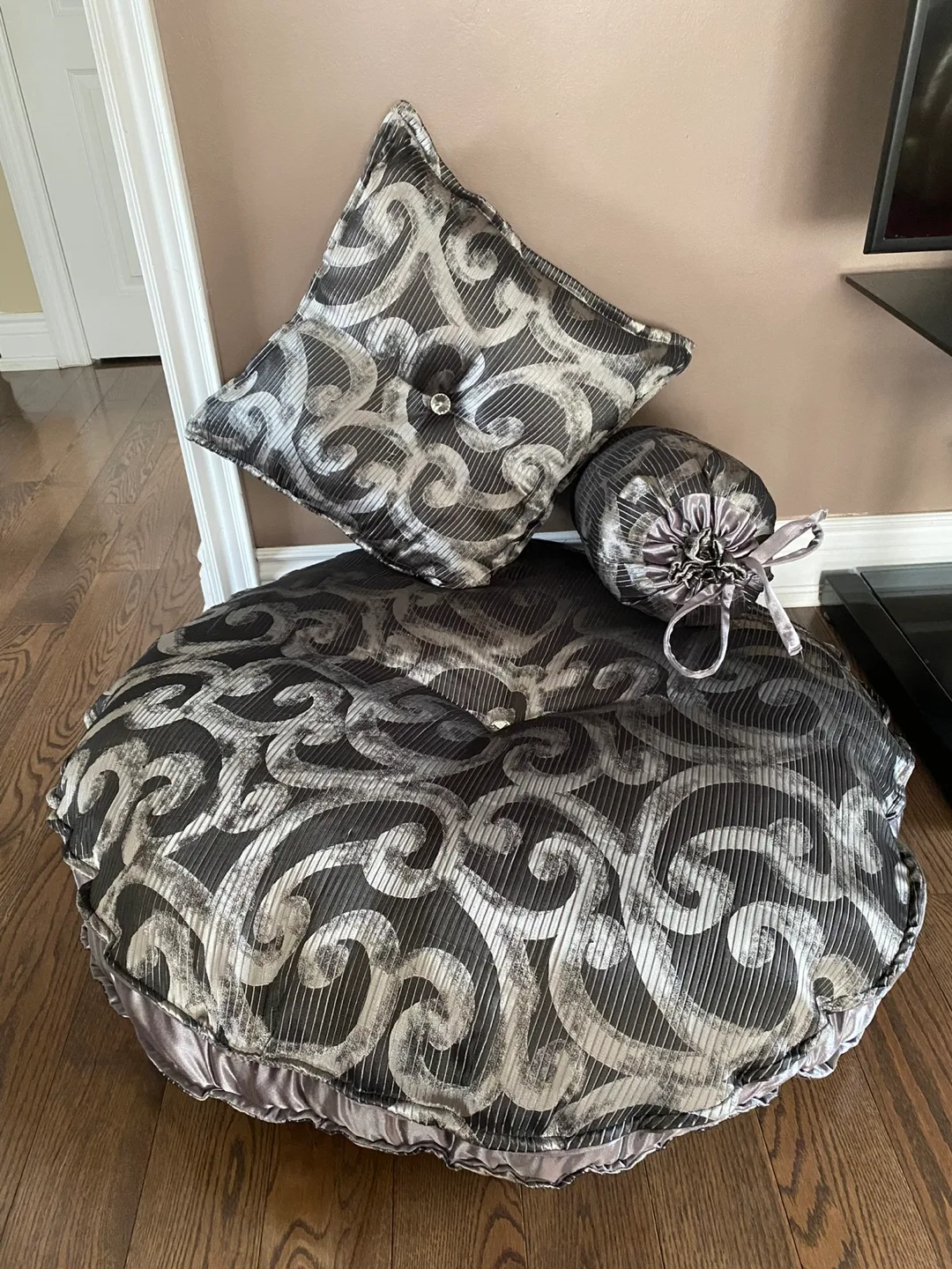 Floor Cushion Set with Pillows image indicator(4)