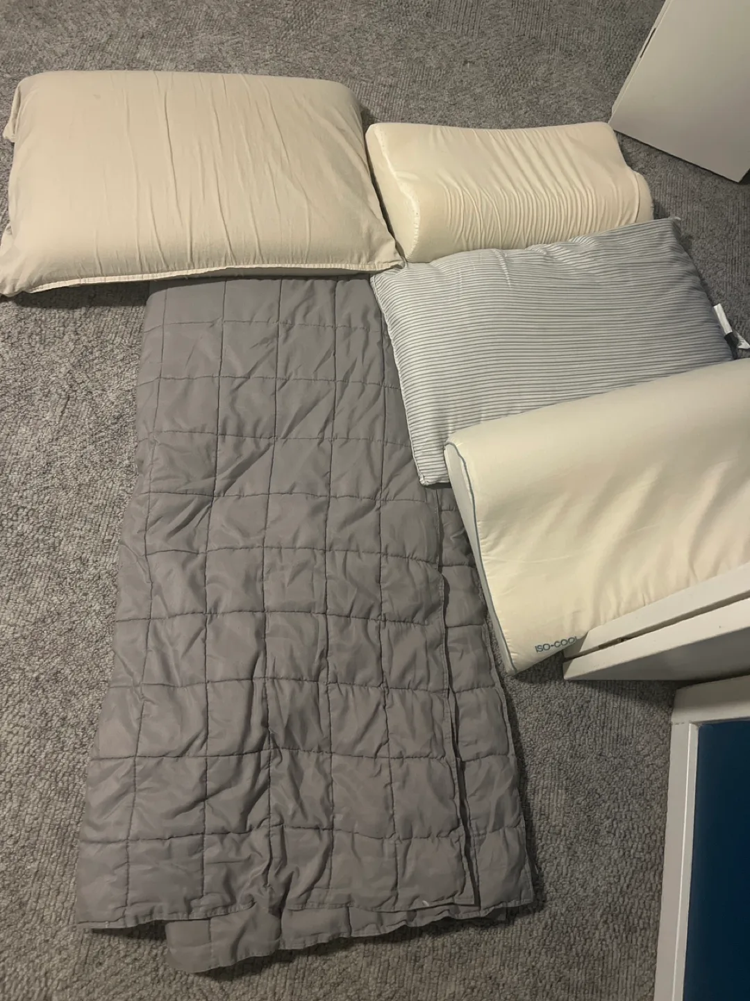 Dovet and 4 pillows thumbnail