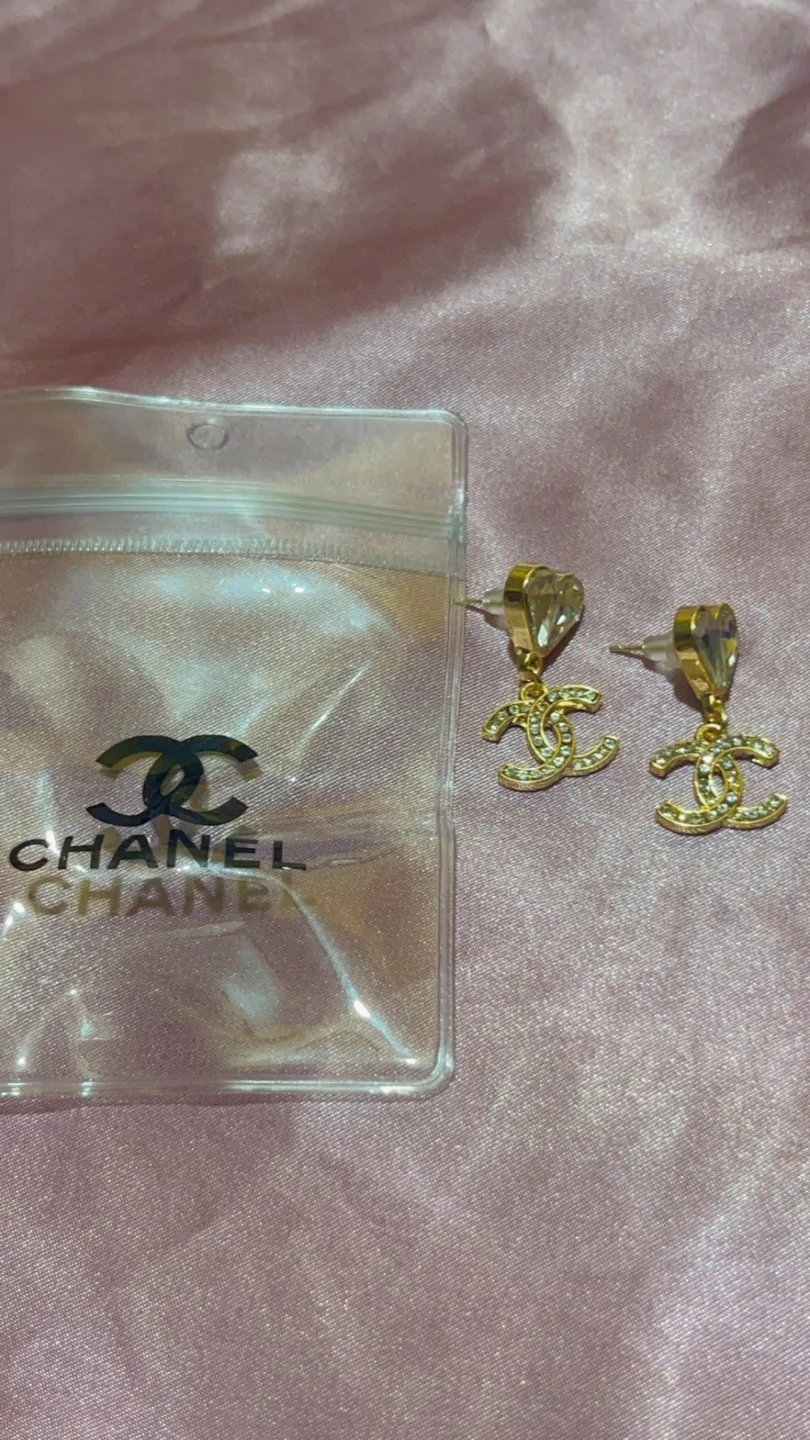 Chanel Heart Dangle Earrings thumbnail