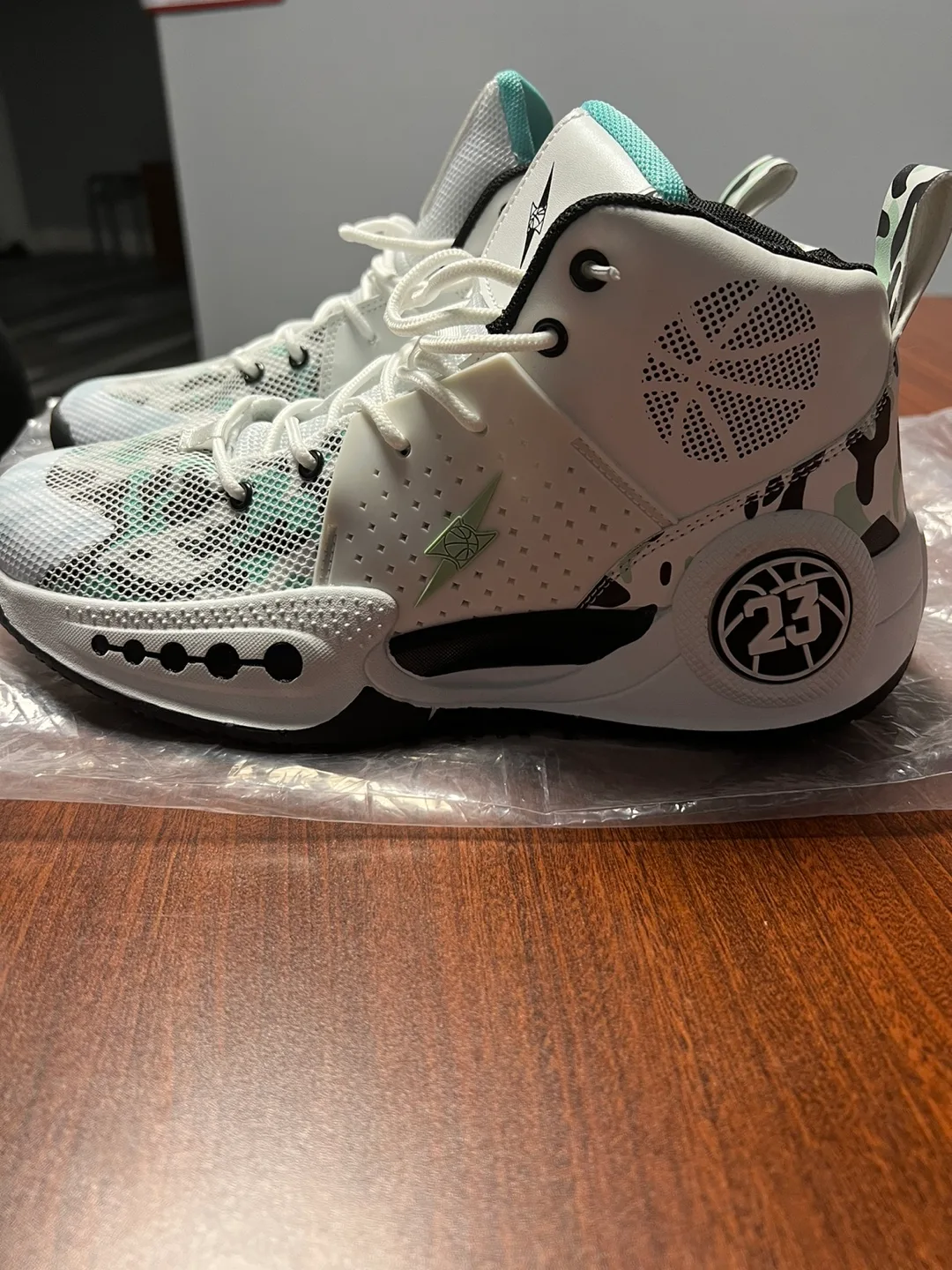 Men’s white Shoes image indicator(2)