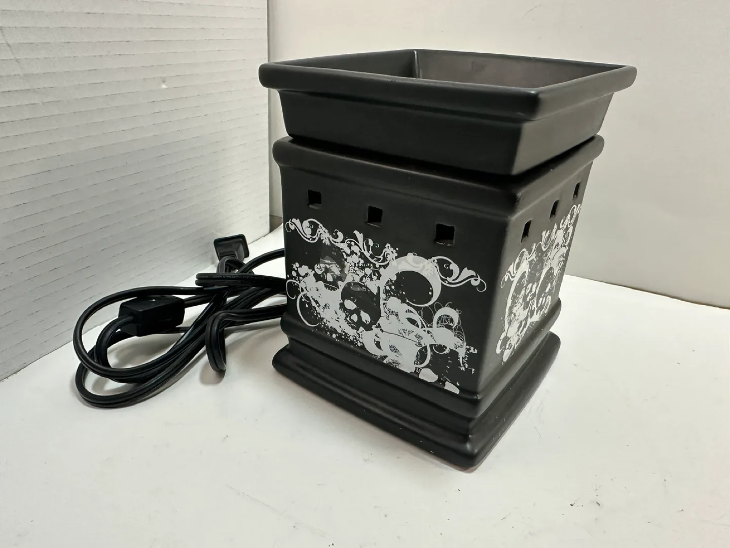 Scentsy Warmer Black Skulls thumbnail