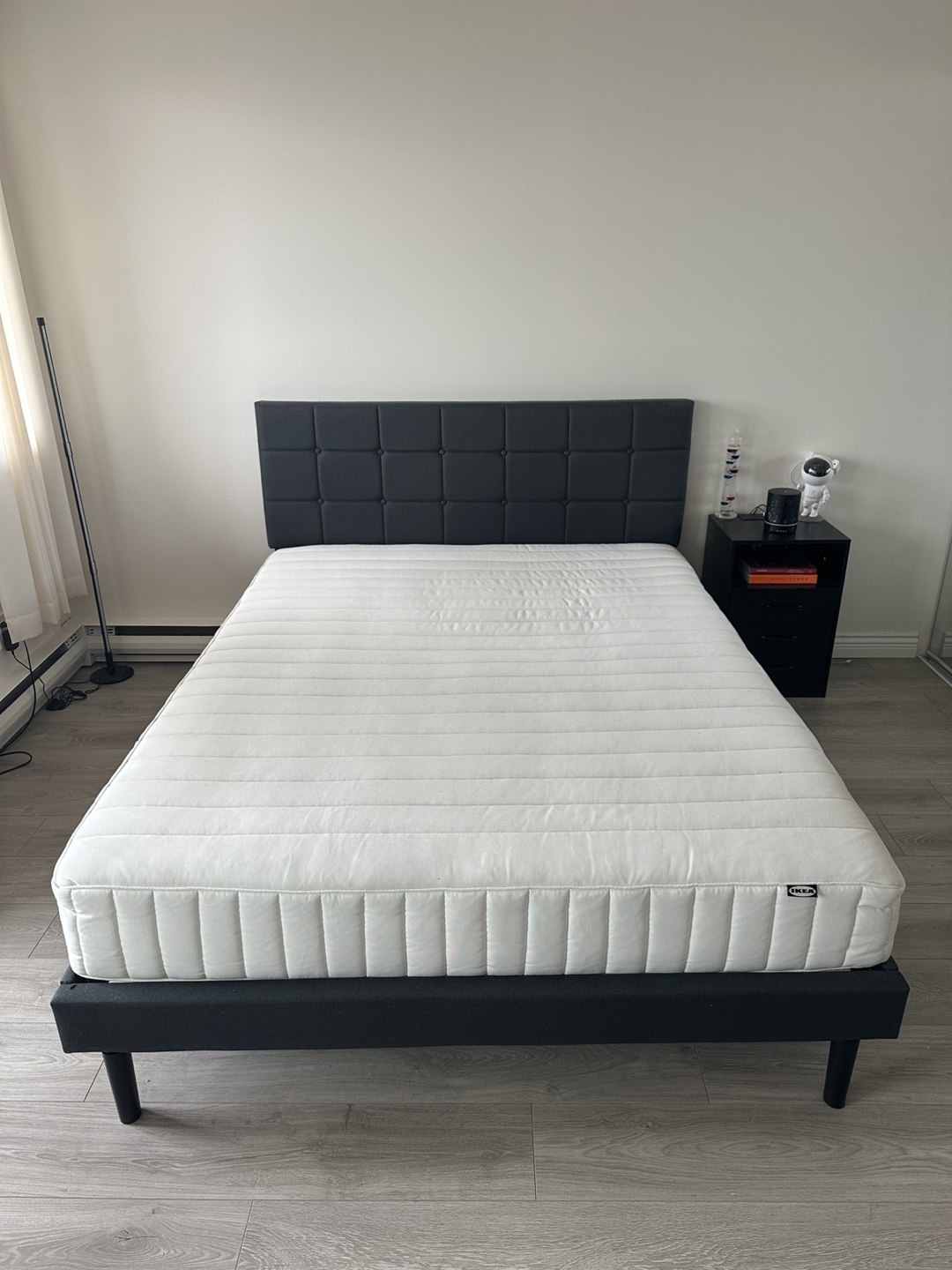 Bedframe (Queen size)