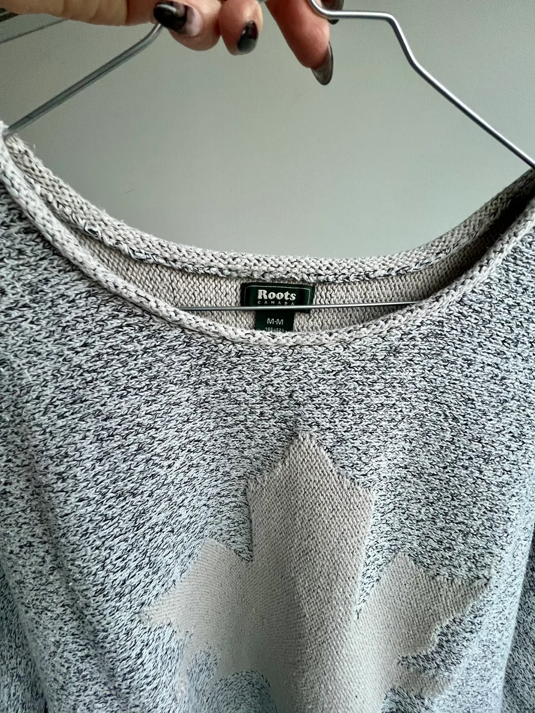 FALL CLEAR OUT SALE 🍁🍂ROOTS Sweater image indicator(2)