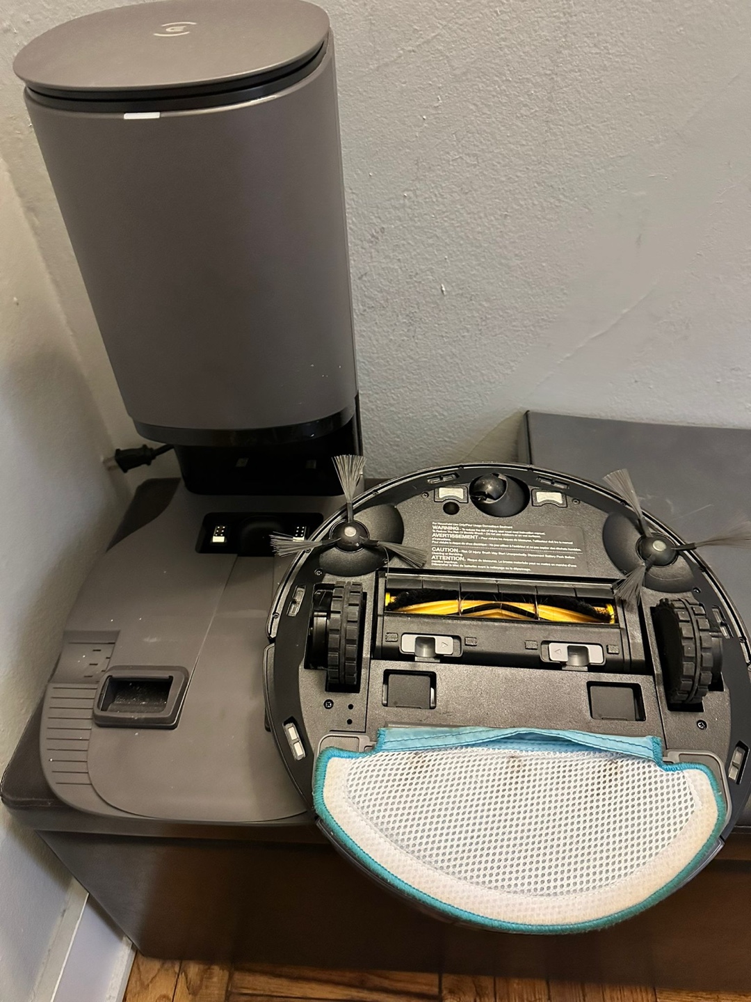 Roborock Robot Vacuum plus mopping and Charging Station