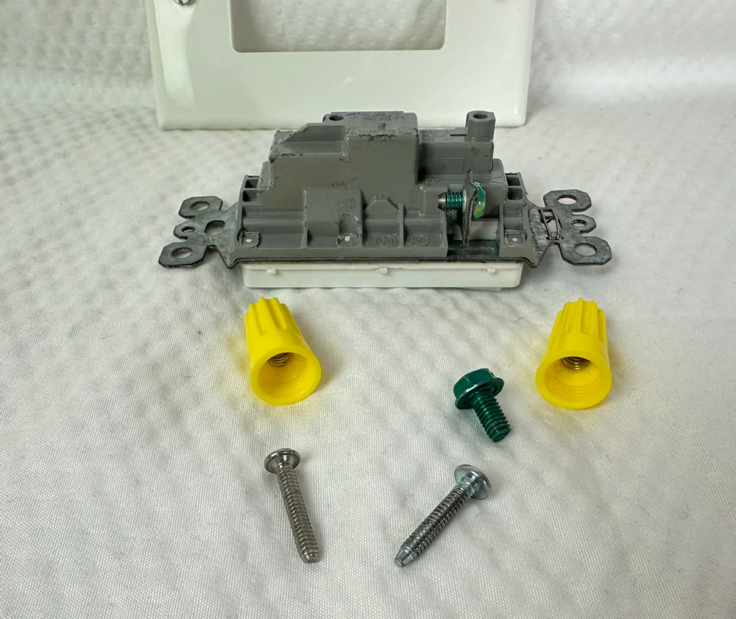 Legrand Single Pole 15 Amp Rocker Wall Switch & Plate 🧡 image indicator(9)