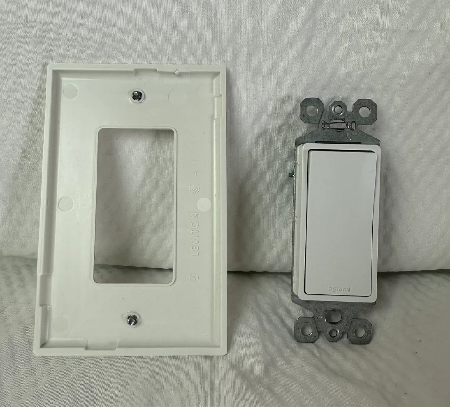 Legrand Single Pole 15 Amp Rocker Wall Switch & Plate 🧡 image indicator(6)