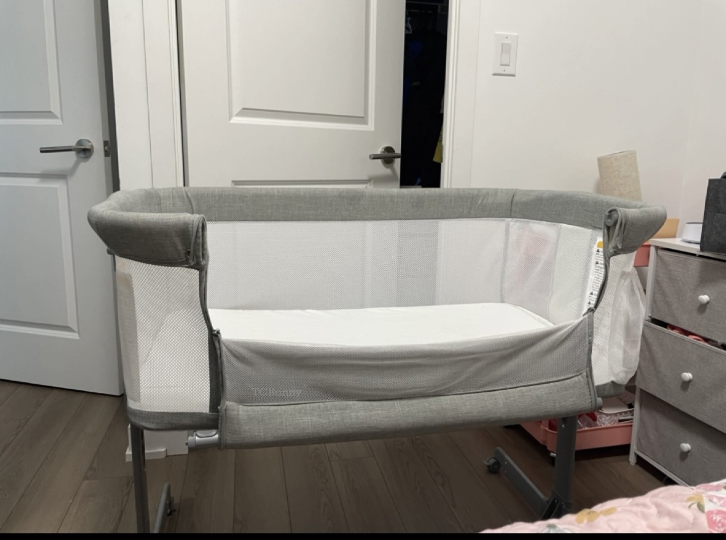 MOVE OUT SALE - TCBUNNY 2-in-1 BABY BASSINET BEDSIDE - photo 2