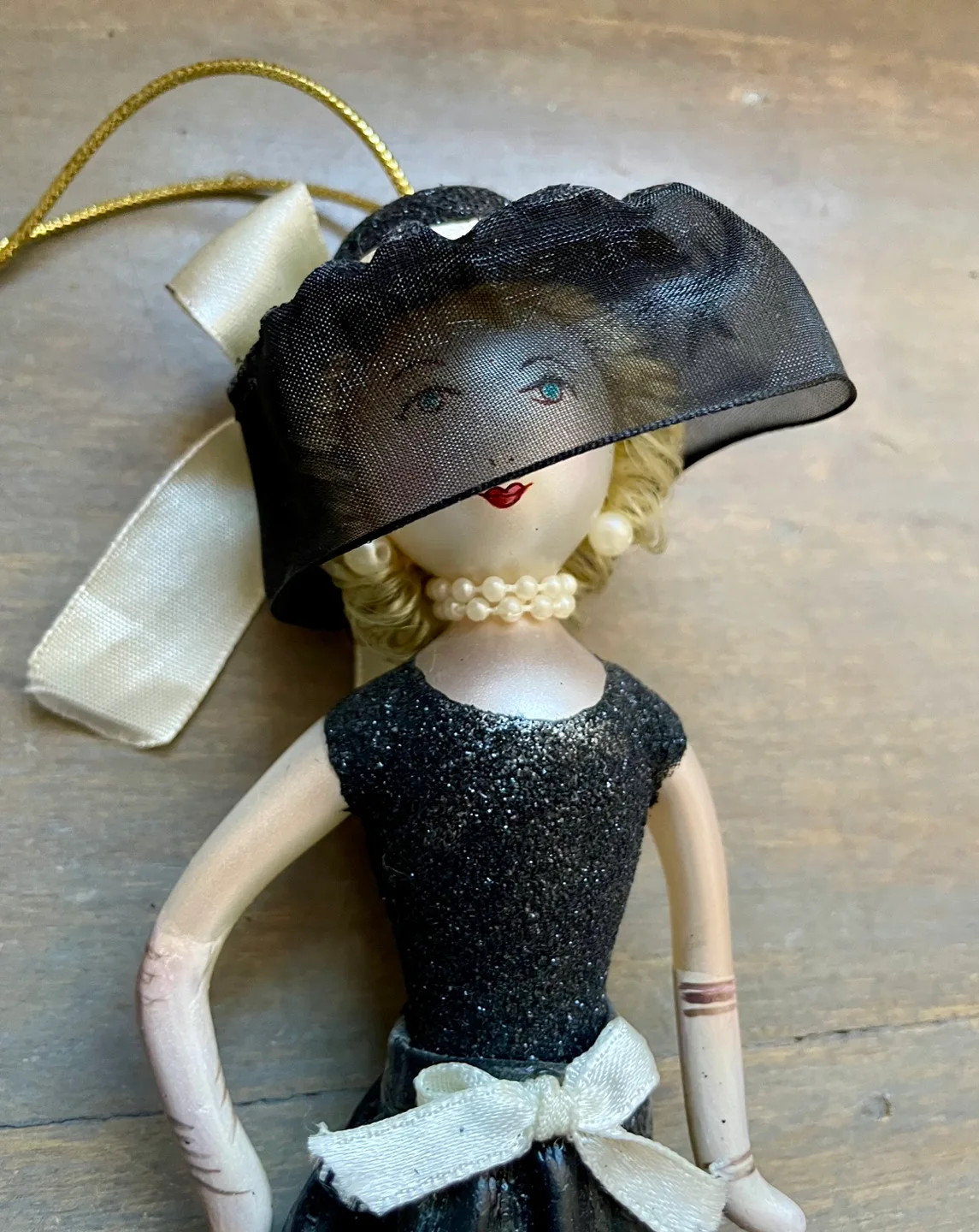 VINTAGE 8” De Carlini SHOPPER Lady Italian Ornament image indicator(2)