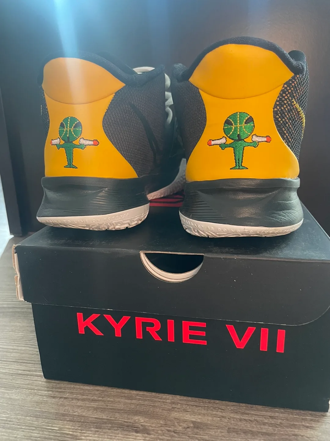 Nike Kyrie 7 GS Black/University Gold Size 6 Youth image indicator(3)