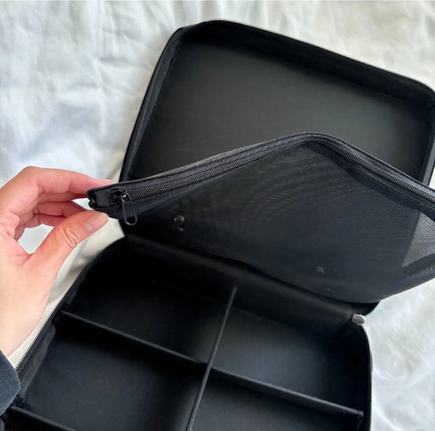 Dior Beauty Travel Cosmetic Case image indicator(4)