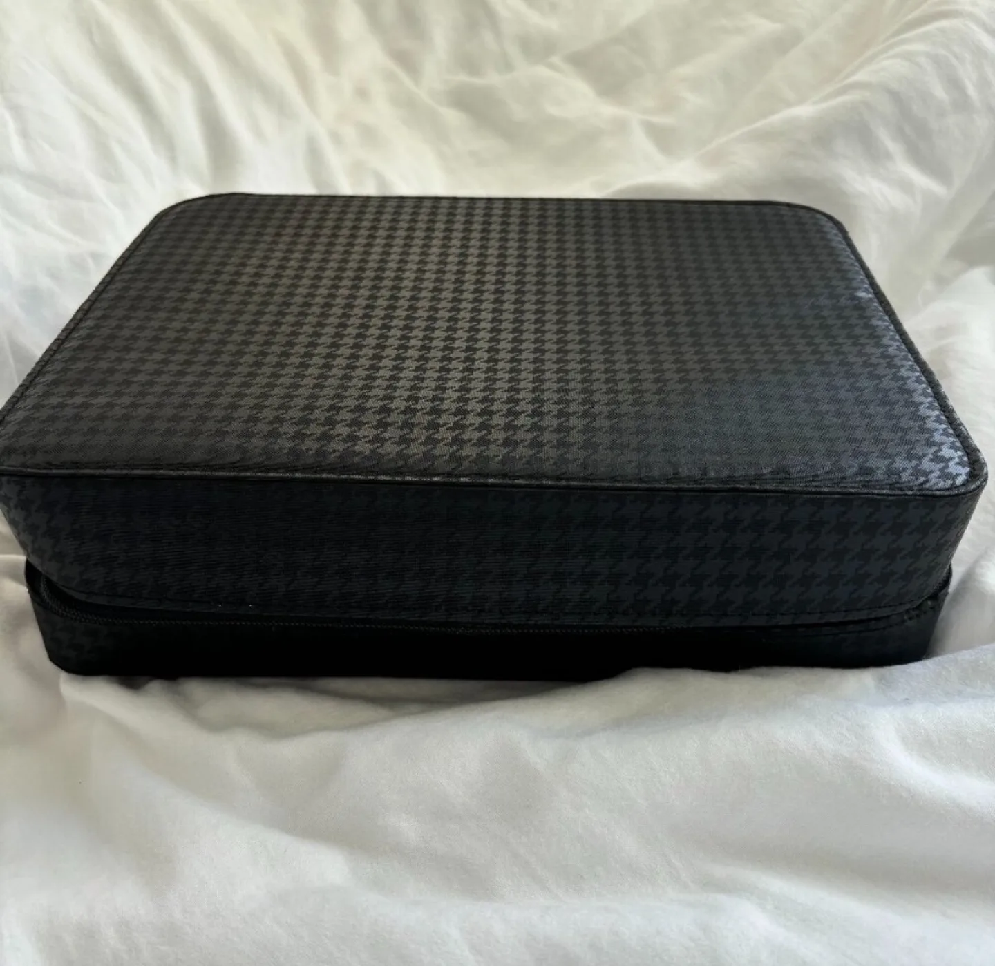 Dior Beauty Travel Cosmetic Case image indicator(6)