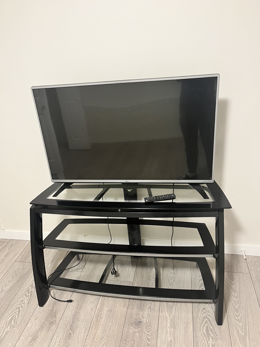 LG 42.5 inch LED TV with tv stand