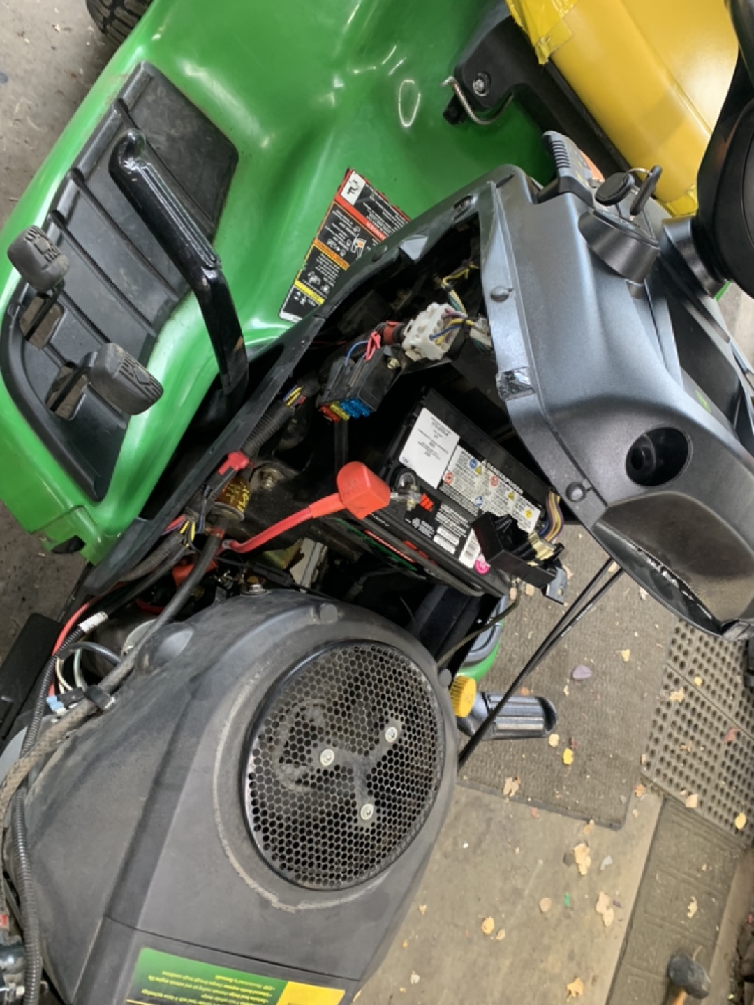 John Deere 324X all wheel steer, plus snow blade and chains - photo 4