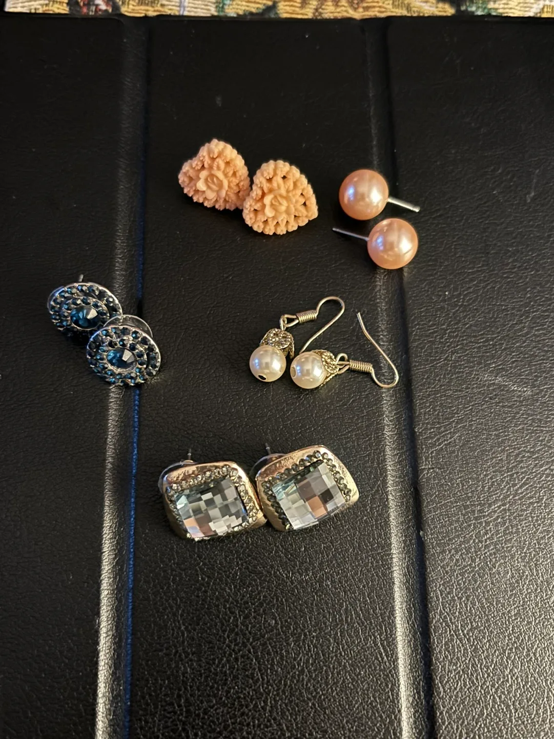 Free Earrings thumbnail