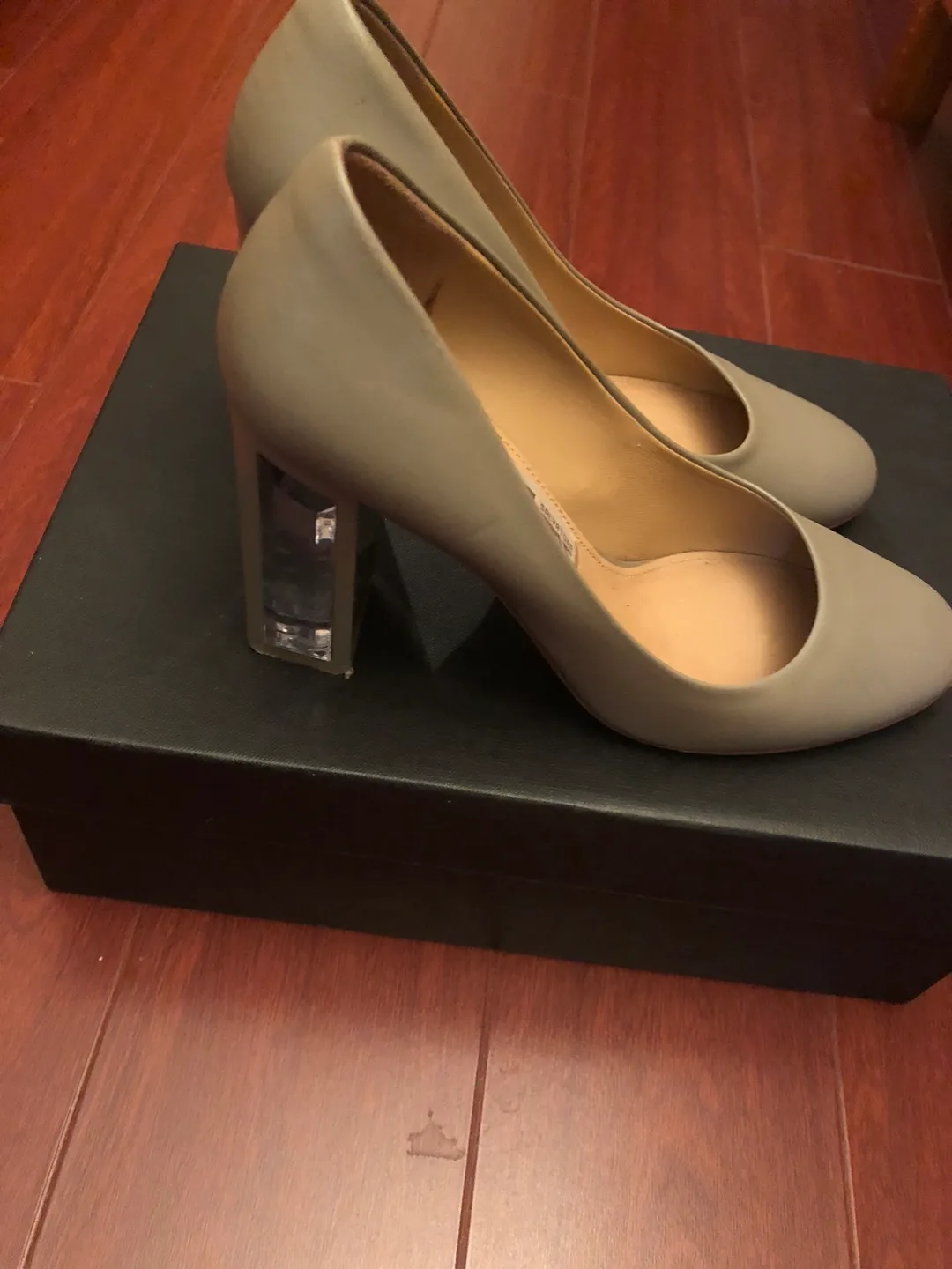 Salvatore Ferragamo grey heels(size7) image indicator(2)