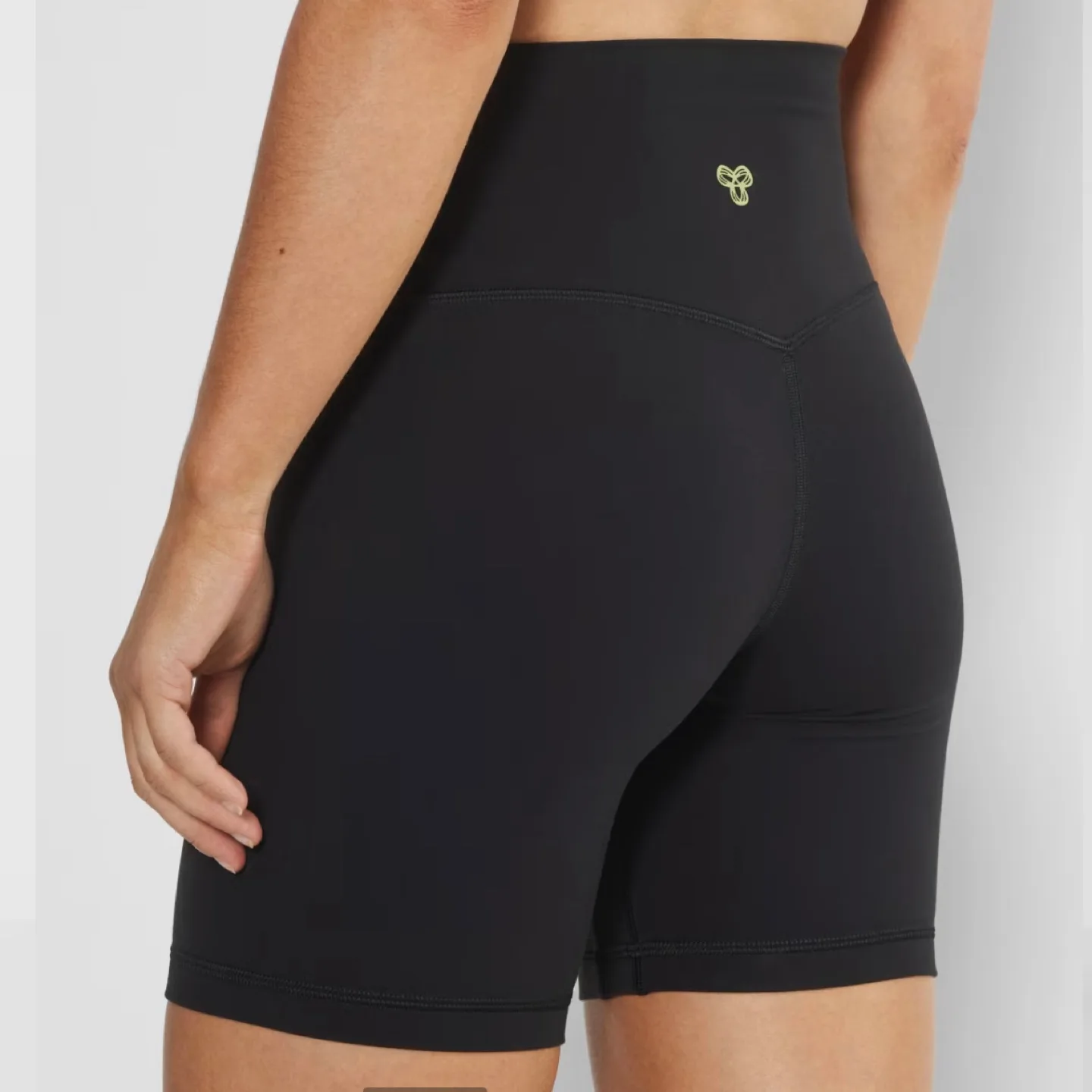 Aritzia Golden BUTTER New Cheeky Hi-Rise 7" Biker Shorts size 8 image indicator(2)