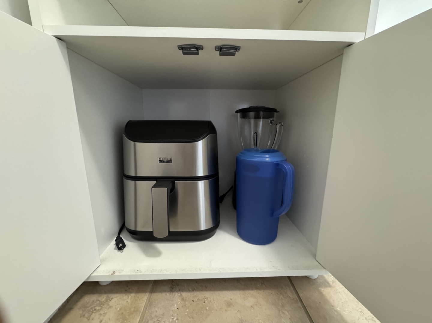 White pantry with dedicated microwave space - photo 4