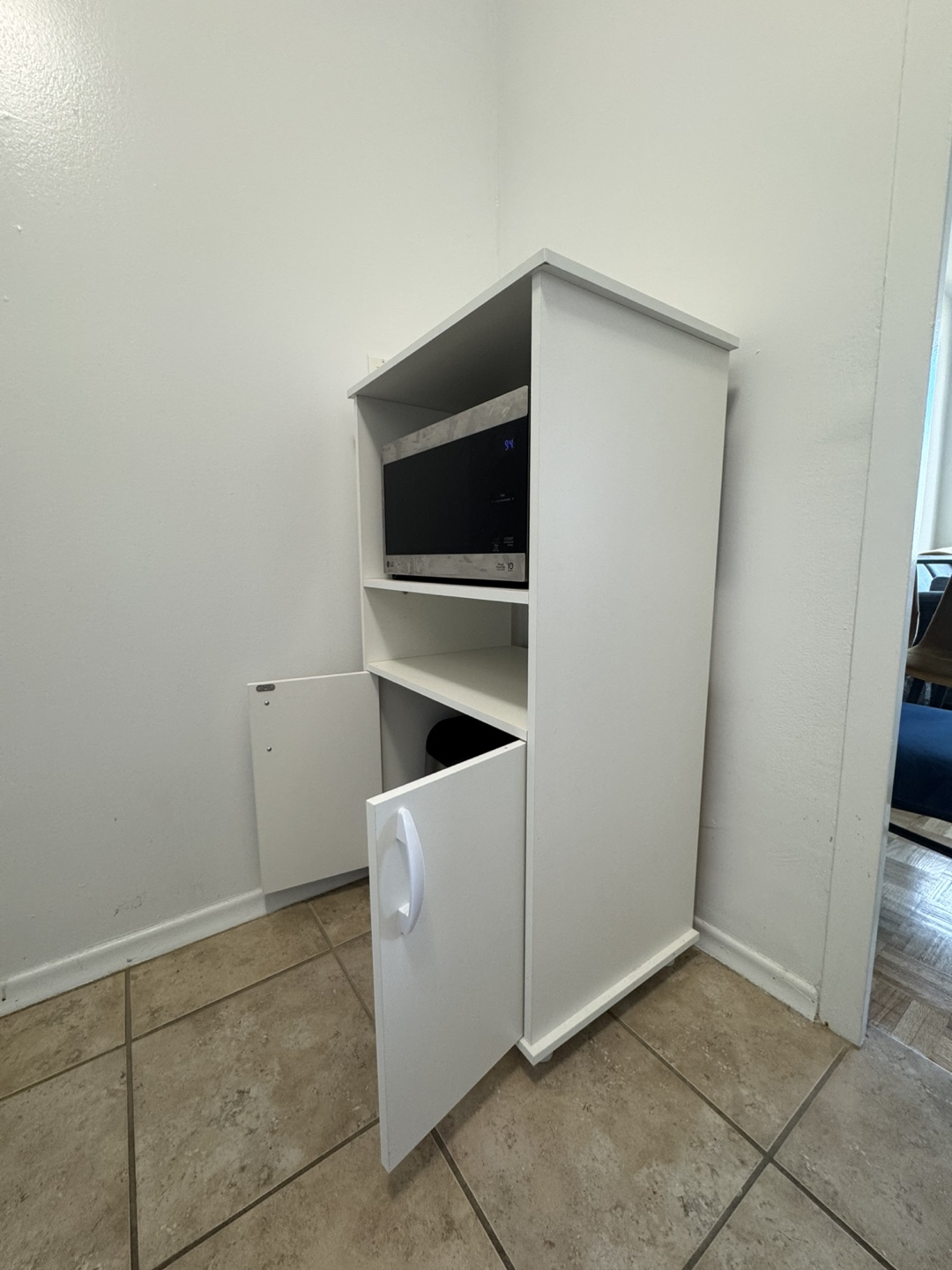 White pantry with dedicated microwave space - photo 5