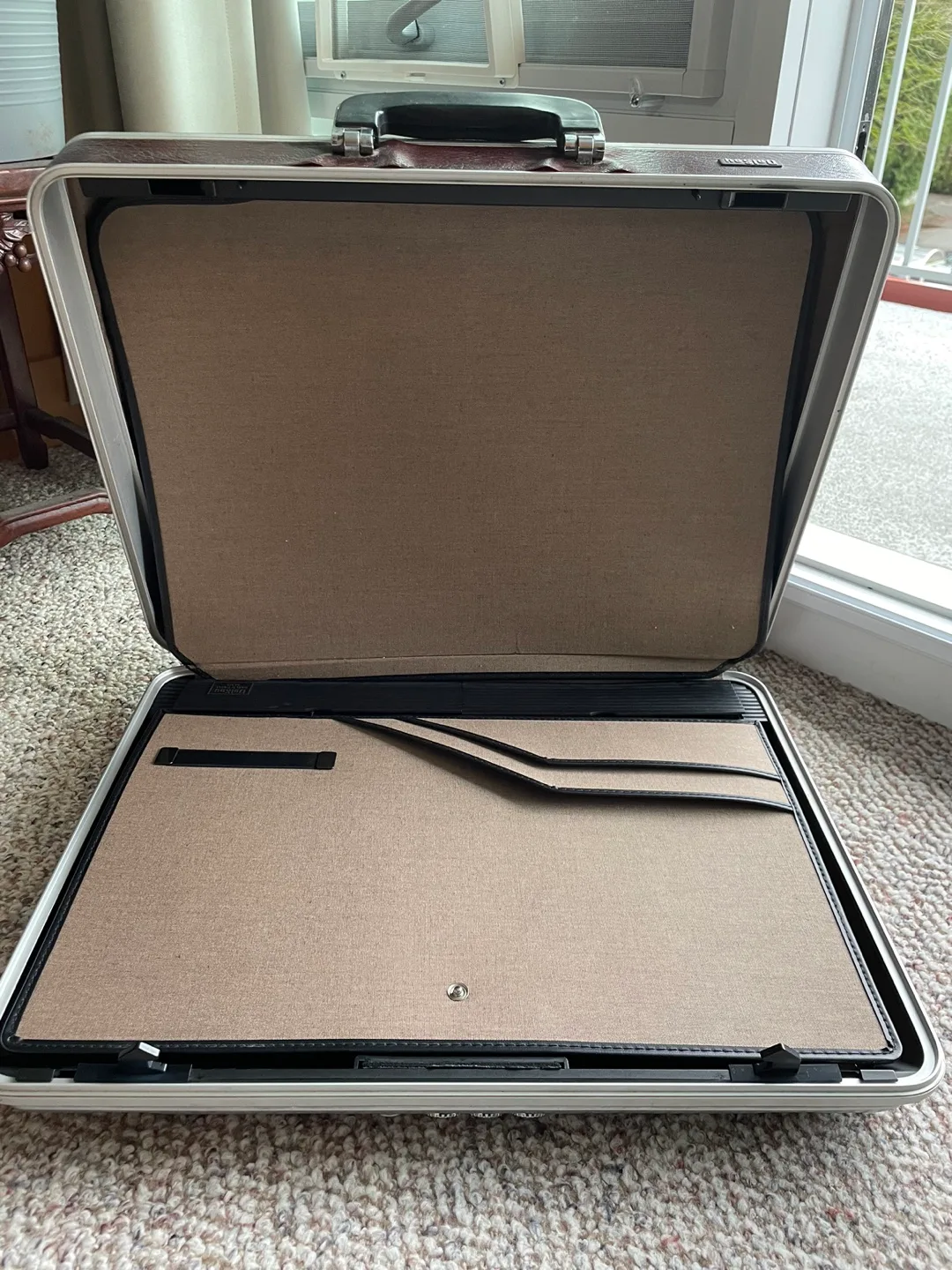 Vintage Aluminum Briefcase image indicator(2)