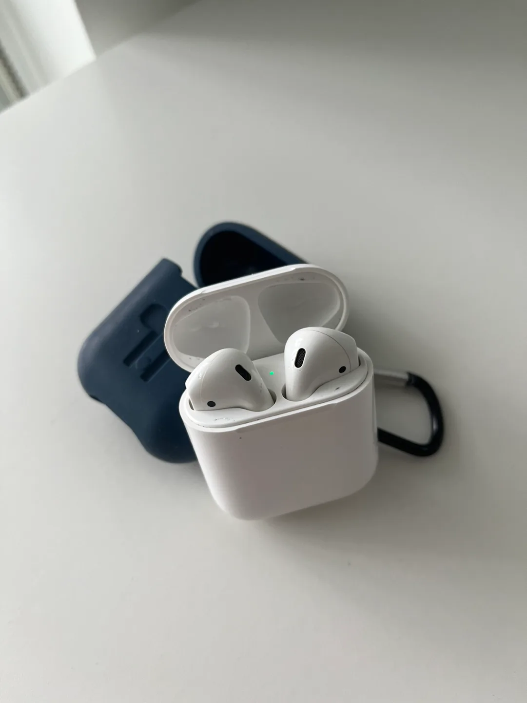 Apple AirPods 1 with charging case & Holder thumbnail