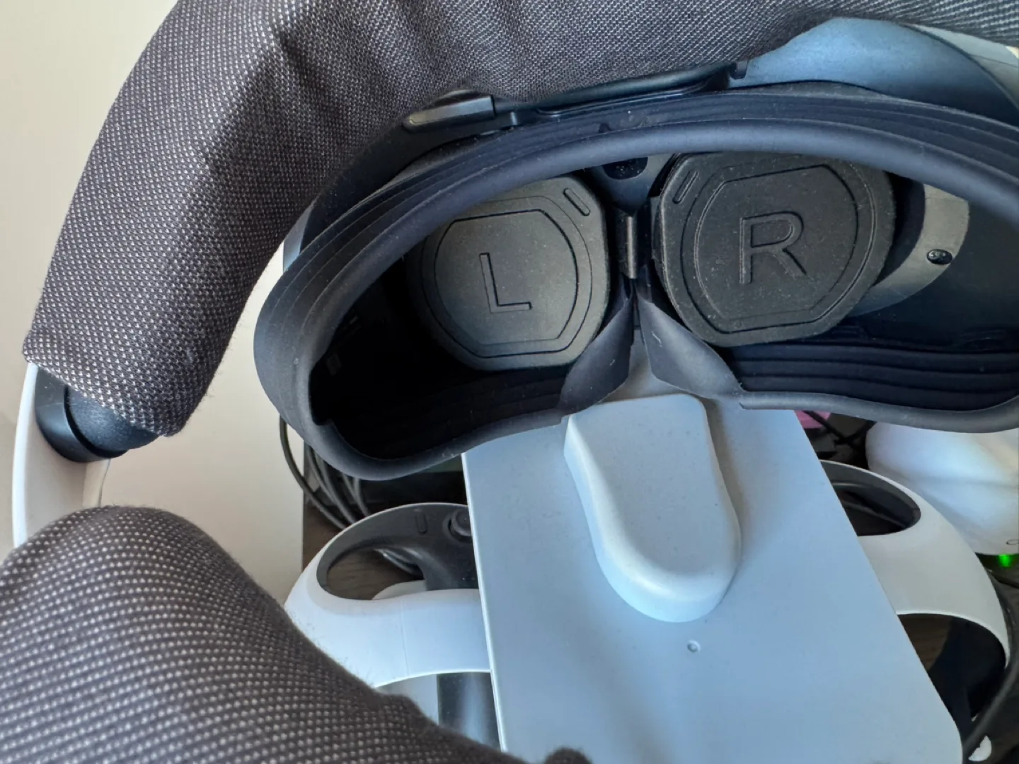 PSVR2 with accessories & stand image indicator(2)