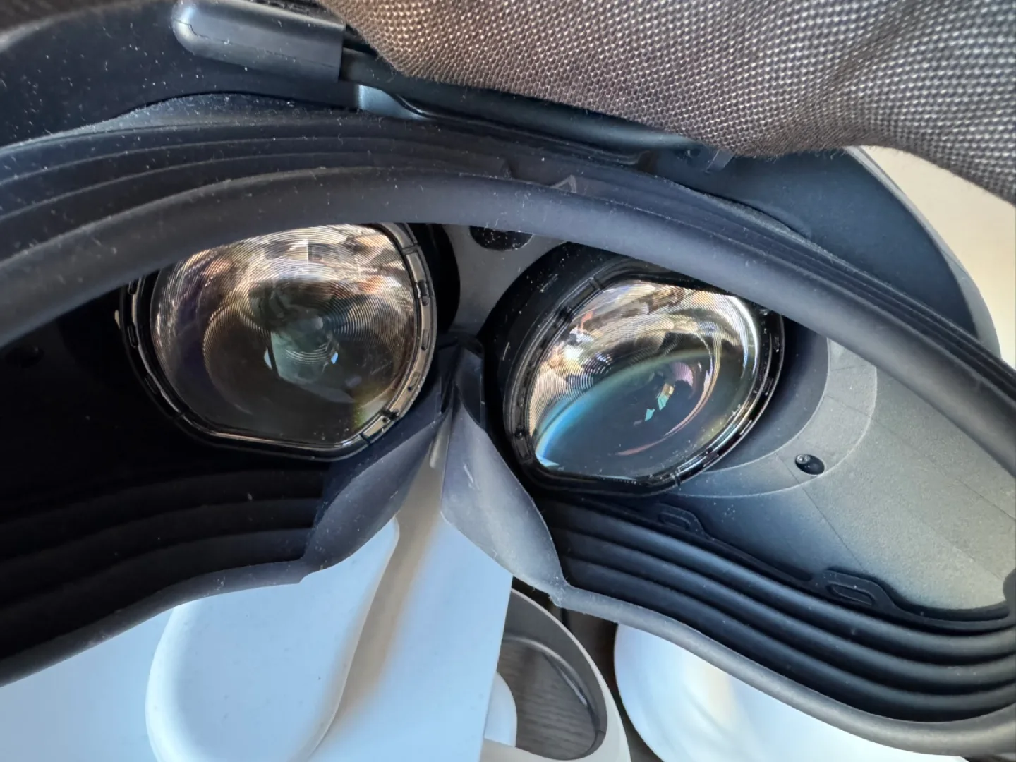 PSVR2 with accessories & stand image indicator(3)