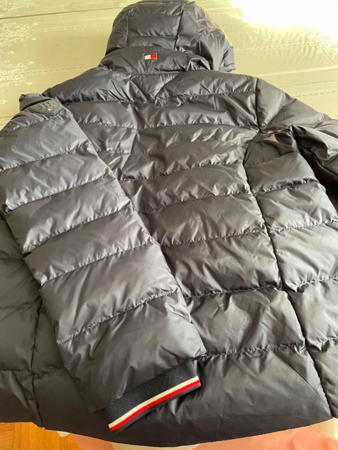 New with tags women’s Tommy Hilfiger puffer Jacket image indicator(2)