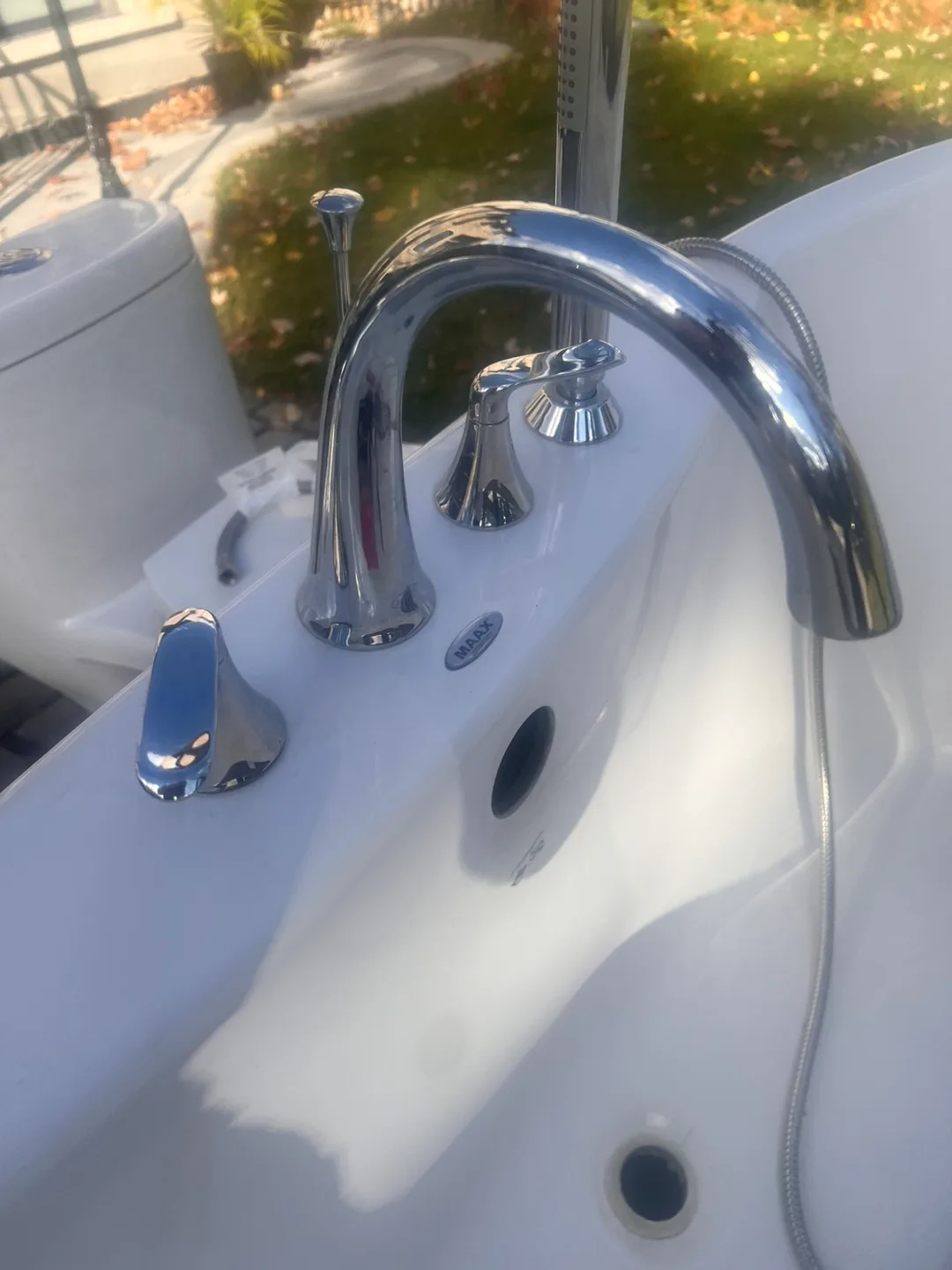 White Oval Freestanding Bathtub with Chrome Faucet image indicator(2)