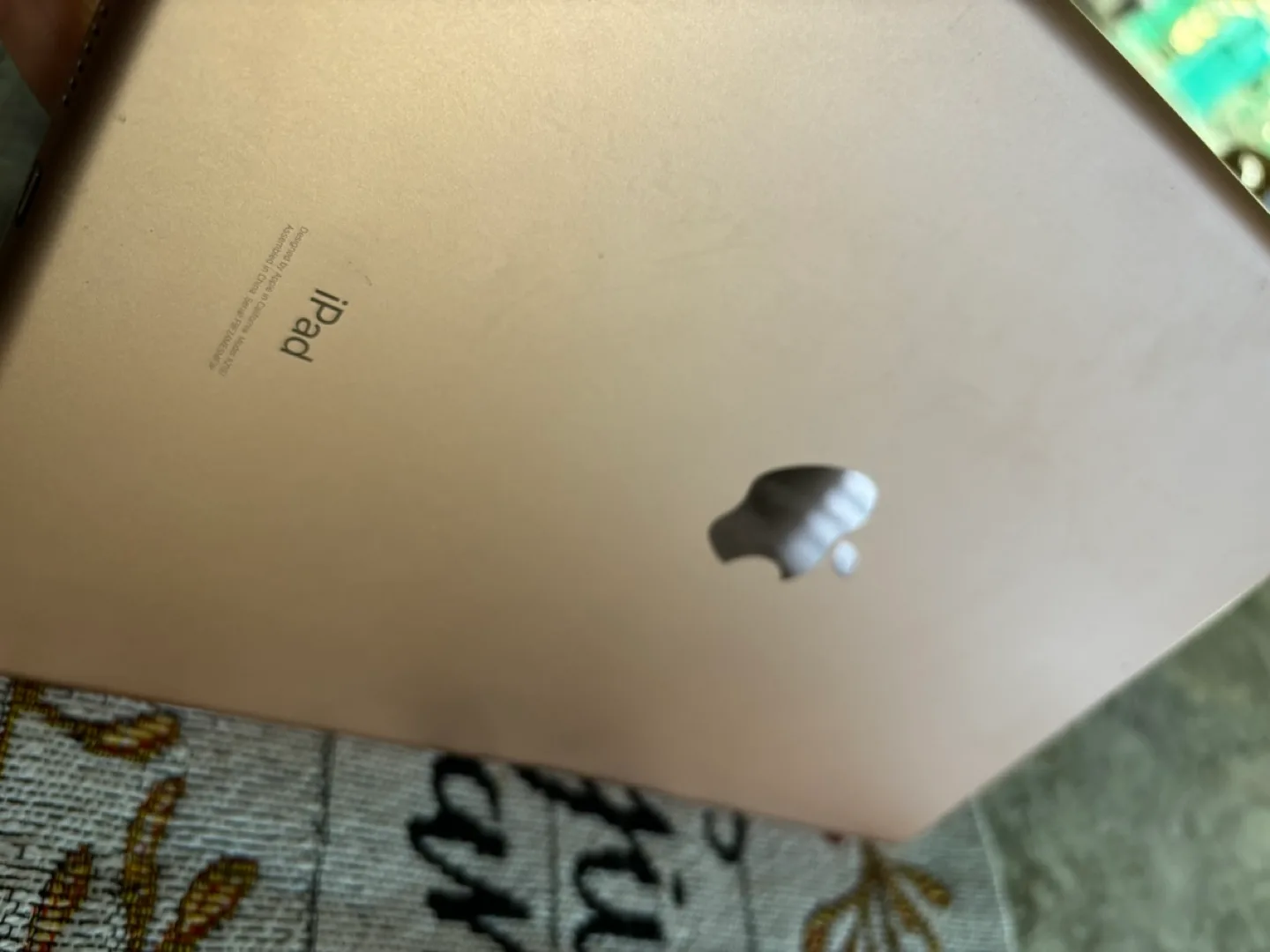 iPad 9.7 inch (2018) - Rose Gold with Case image indicator(2)
