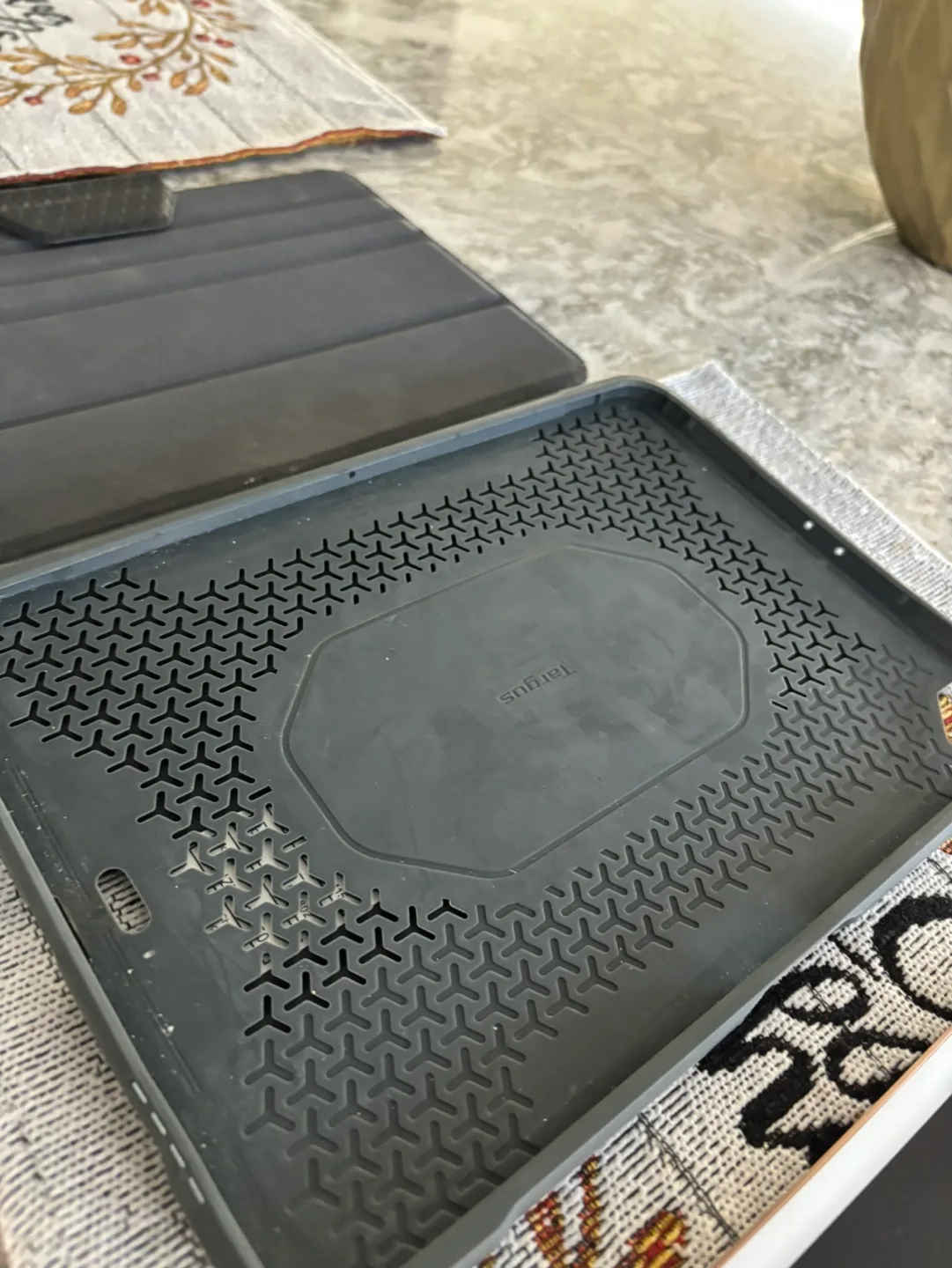 iPad 9.7 inch (2018) - Rose Gold with Case image indicator(3)