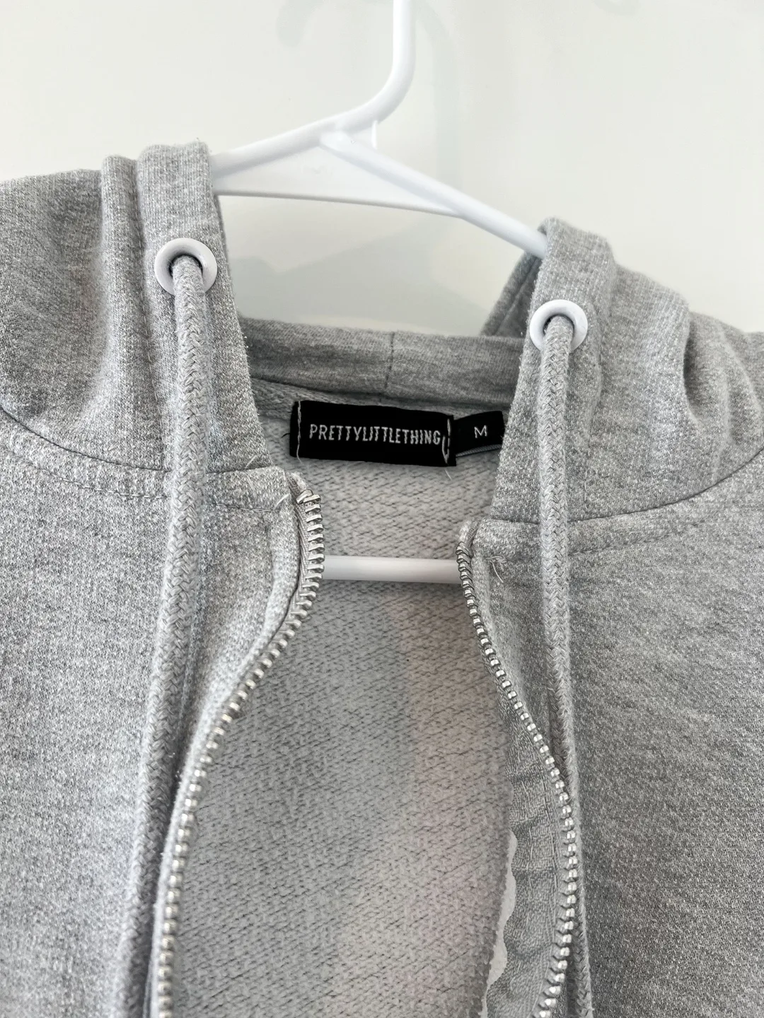 PrettyLittleThing Grey Crop Hoodie with a zip front Size M image indicator(5)