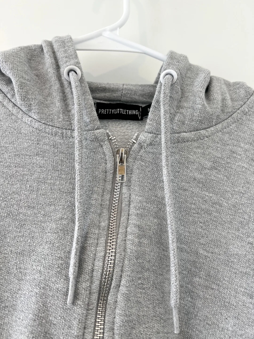 PrettyLittleThing Grey Crop Hoodie with a zip front Size M image indicator(3)