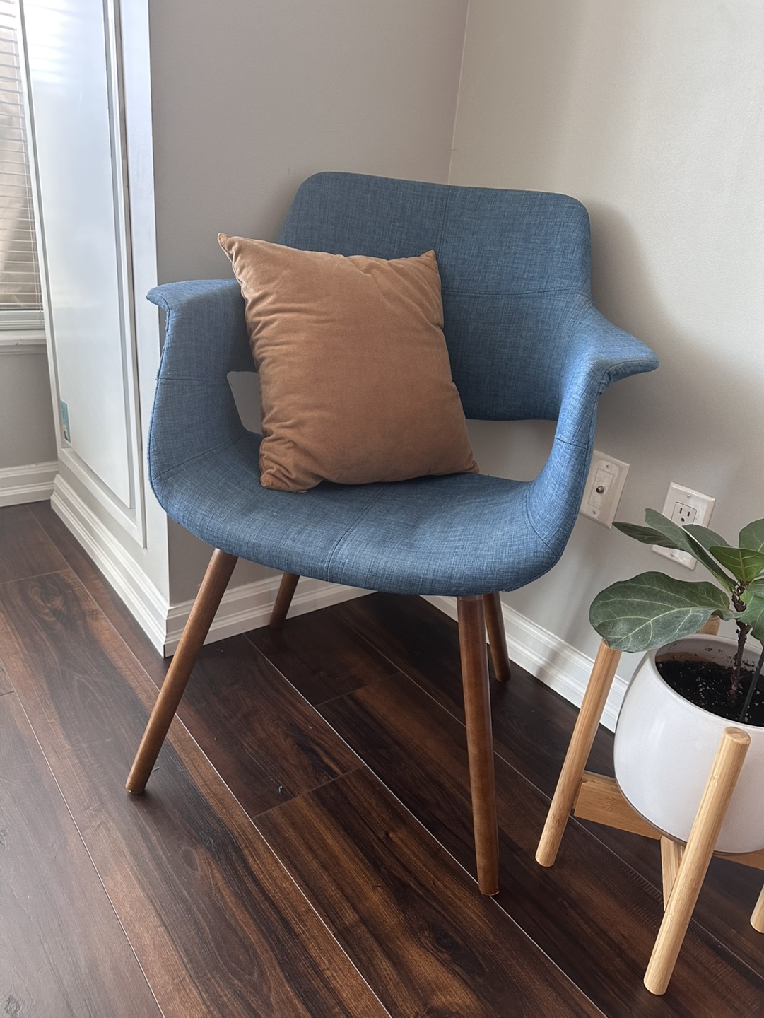 Blue Armchair with Wooden Legs - photo 4