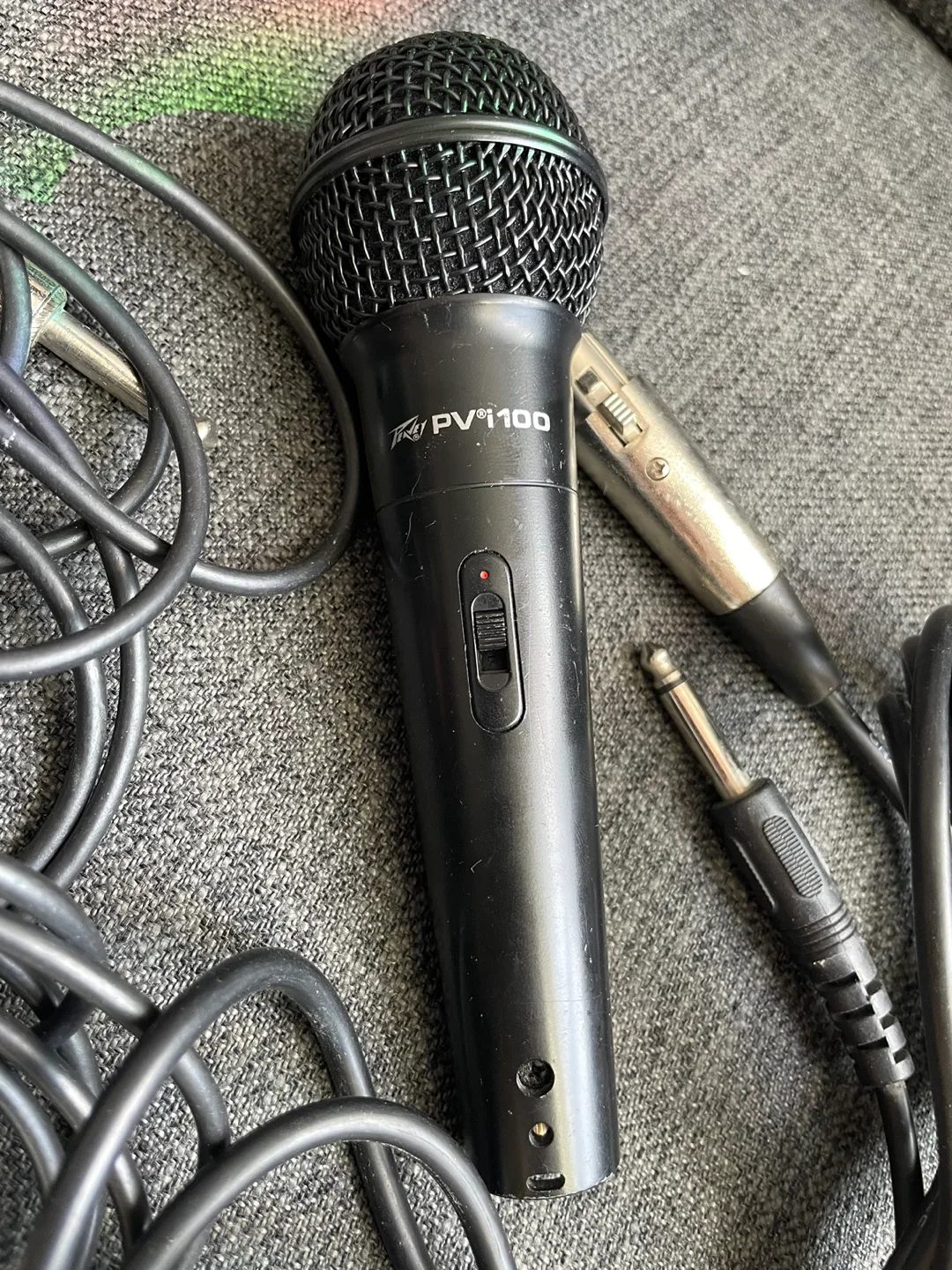 Peavey PVi 100 Cardoid Microphone w/ 2 XLR to 1/4” Cables 🧡 image indicator(2)