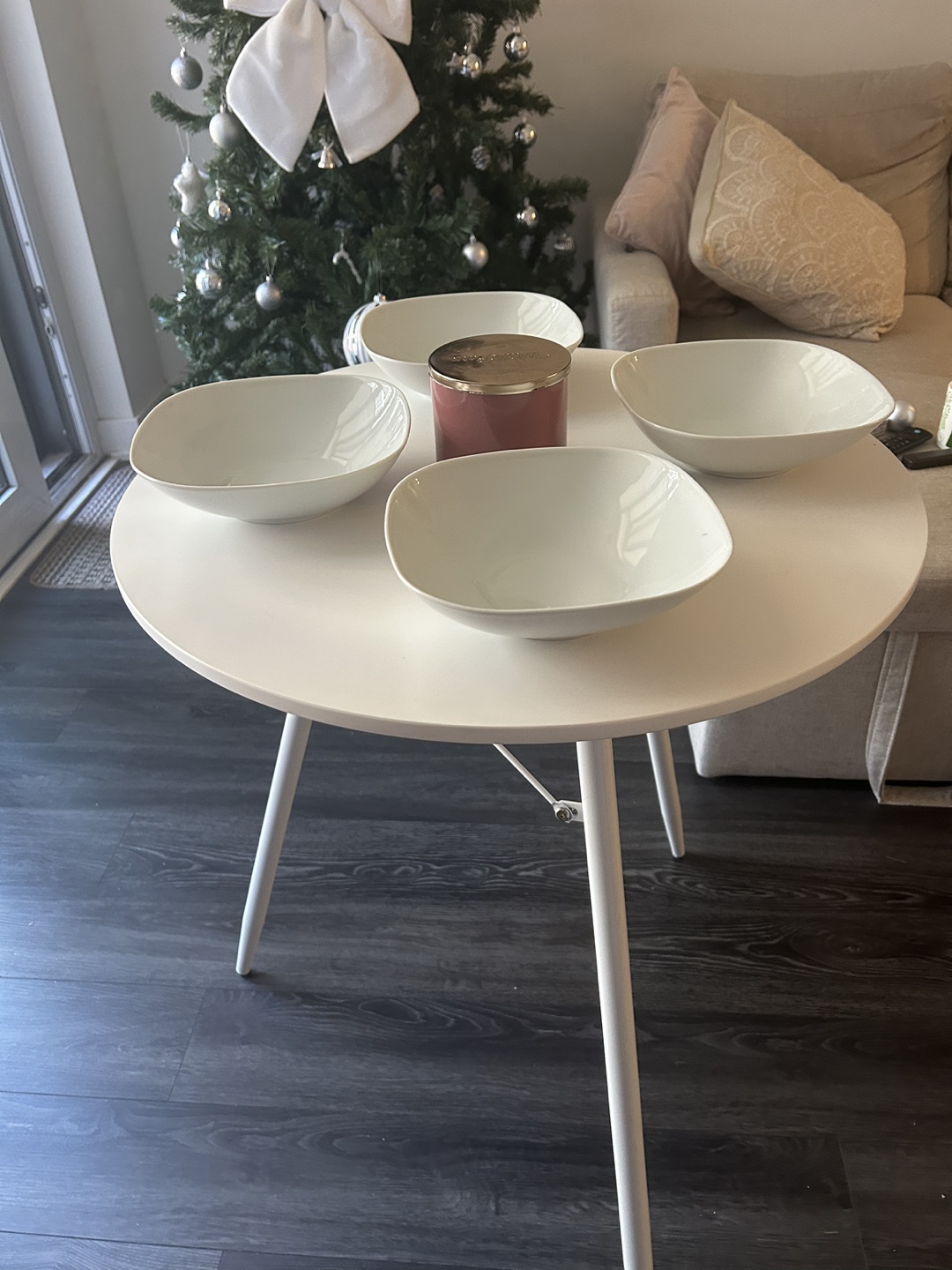 White Round Table - photo 3