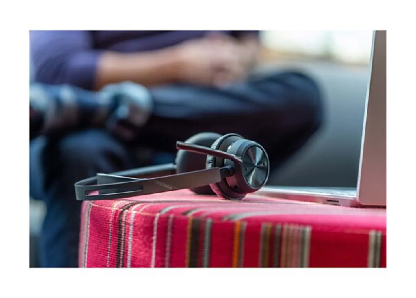 Poly Voyager Focus 2 headset- Teams Certified With Charge Stand image indicator(7)