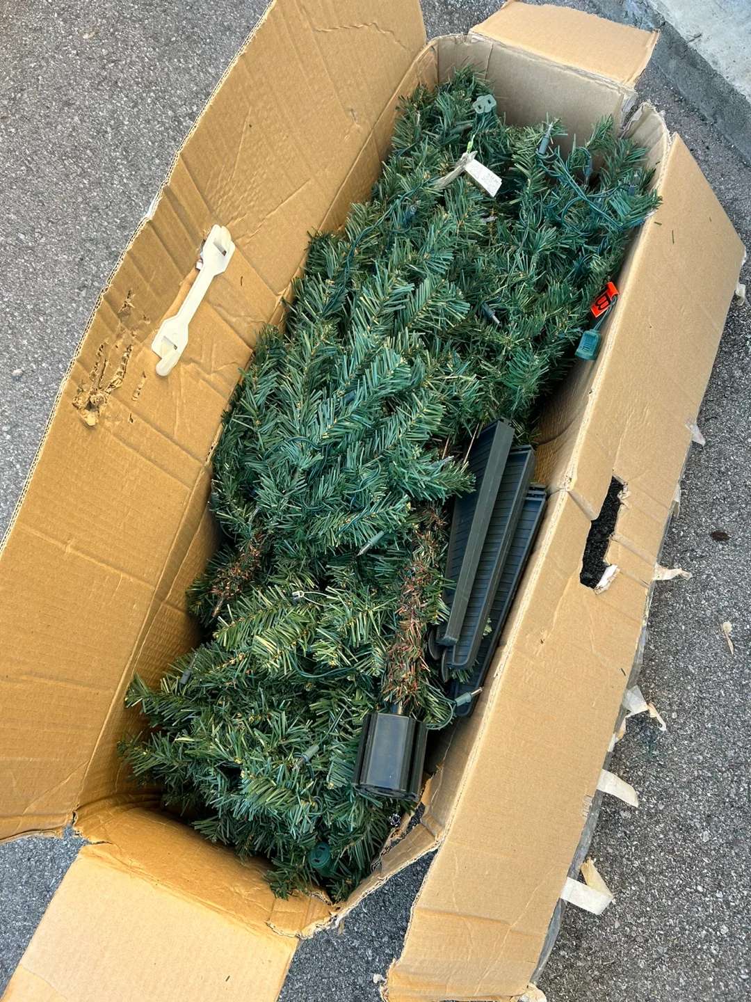 Pre-Lit 6.5 ft Boston Pine Christmas Tree image indicator(3)