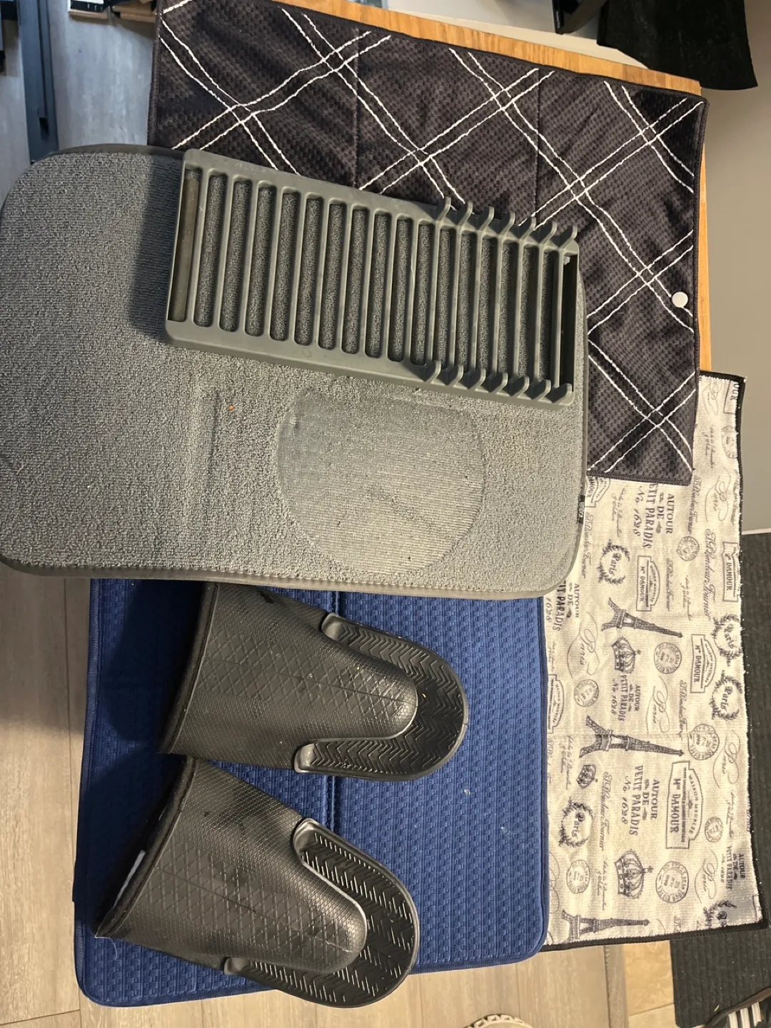 Kitchen resting dish cloths + free mittens thumbnail