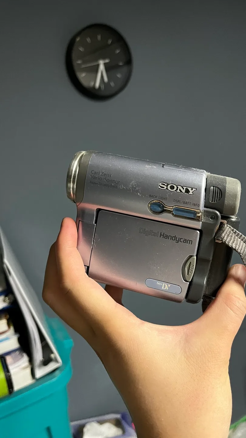 🧡MOVING/DECLUTTERING SALE 🧡Sony Handycam DCR-TRV18 thumbnail
