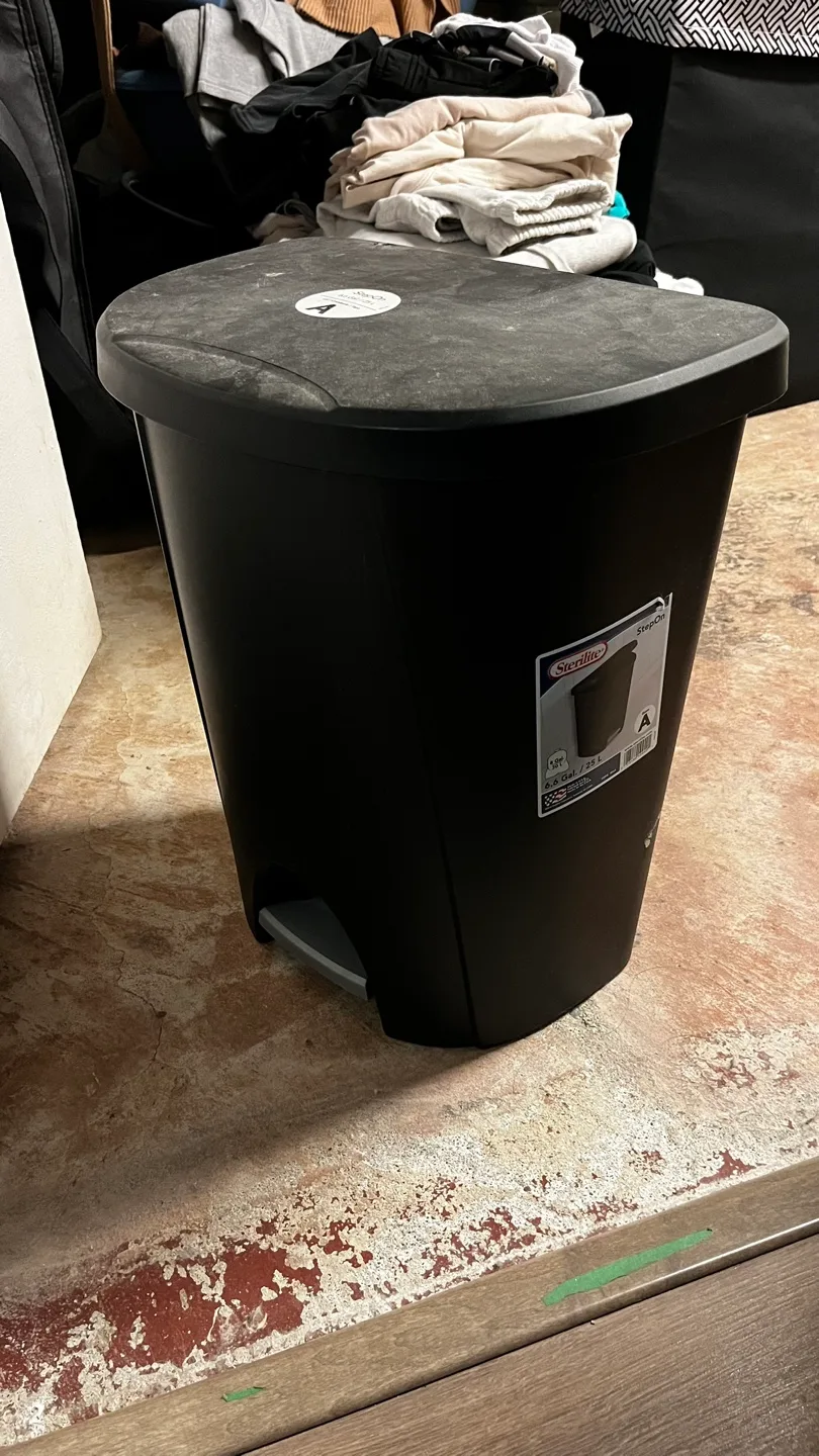 🧡MOVING/DECLUTTERING SALE🧡 Step-on trash can thumbnail