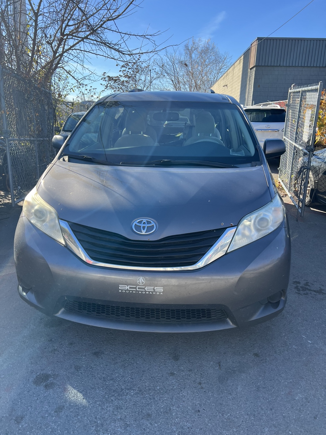 Toyota Sienna 2013 clean title very low kilometers