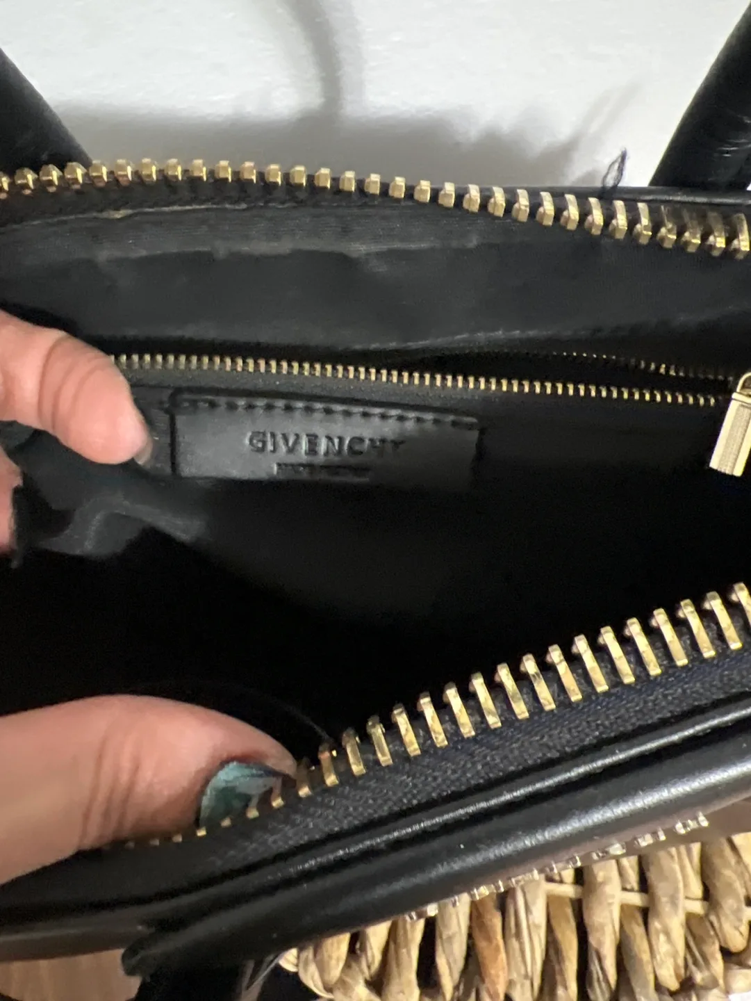 Givenchy Black Leather Handbag image indicator(3)