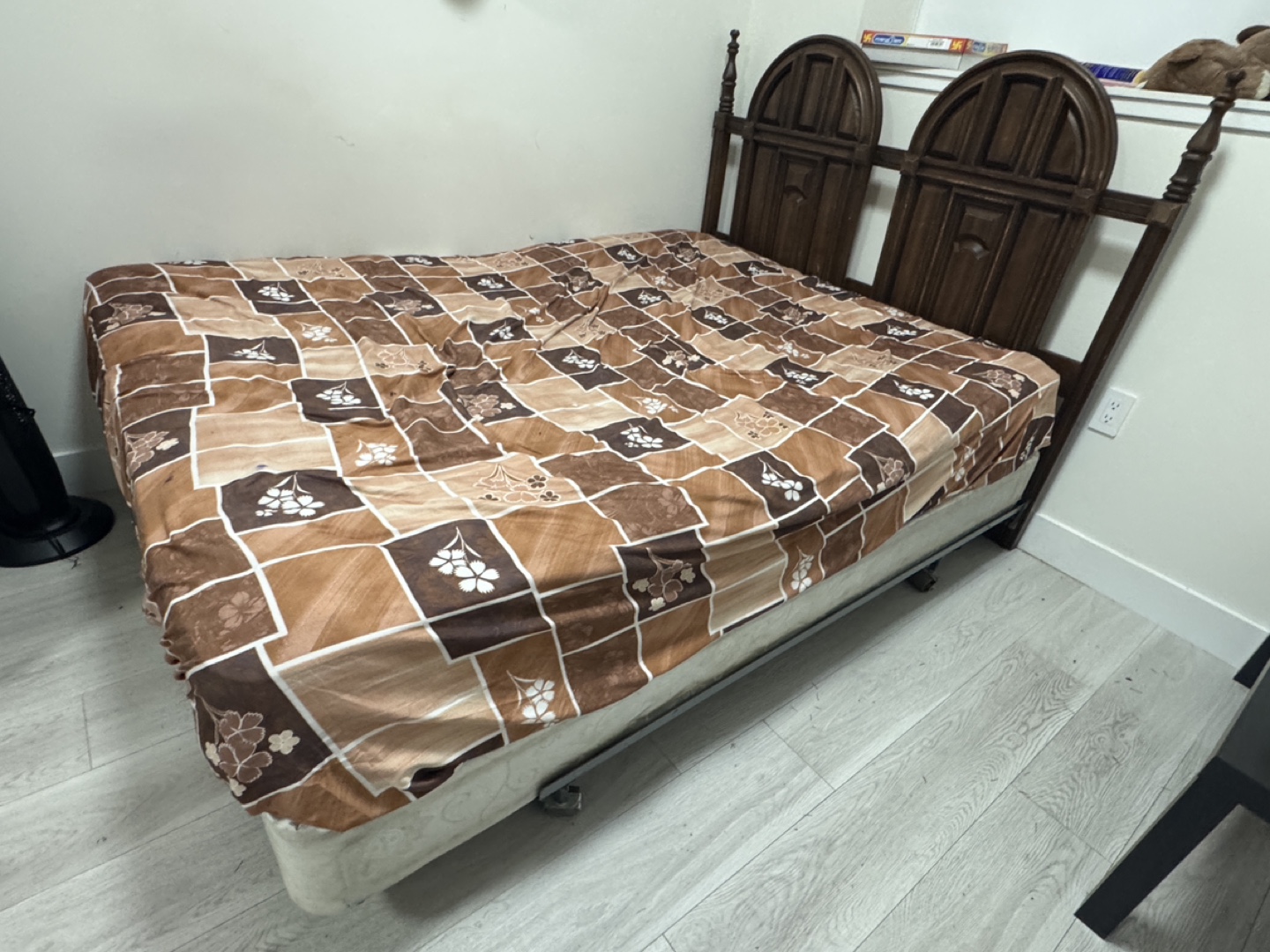 Bed+Mattress+Base Queen Size and 2 set Of drawers