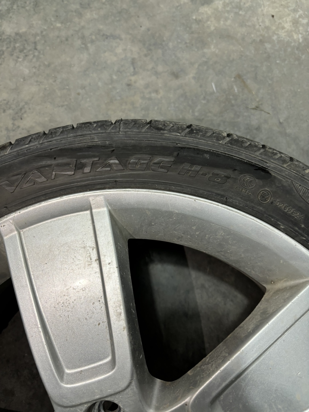 Set of 4 Kia 18 inch wheel and tire - photo 4
