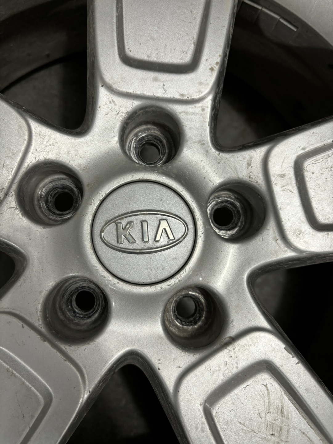 Set of 4 Kia 18 inch wheel and tire